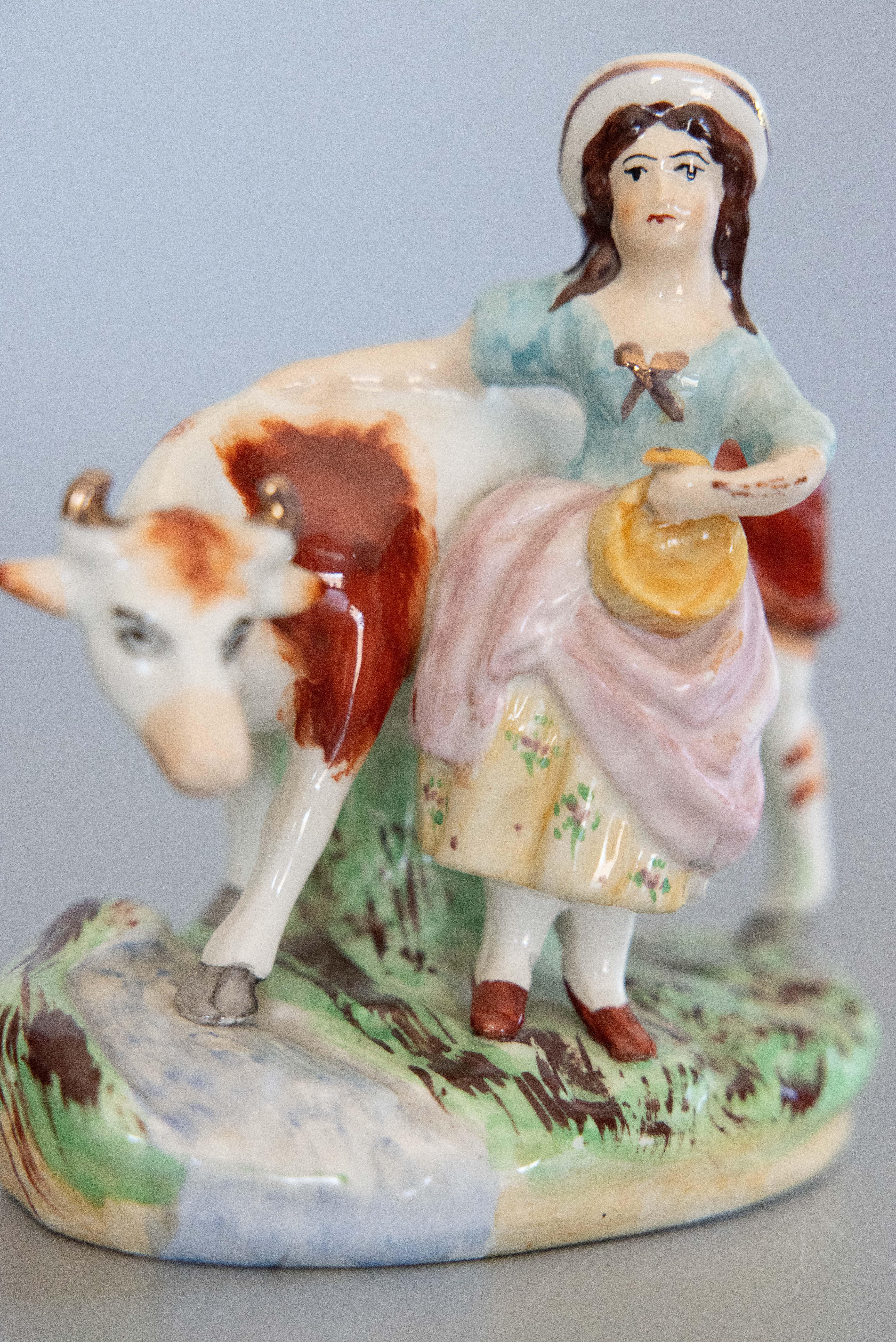 Paire de figurines anglaises du début du 20e siècle, Staffordshire garçon et fille vache en vente 1