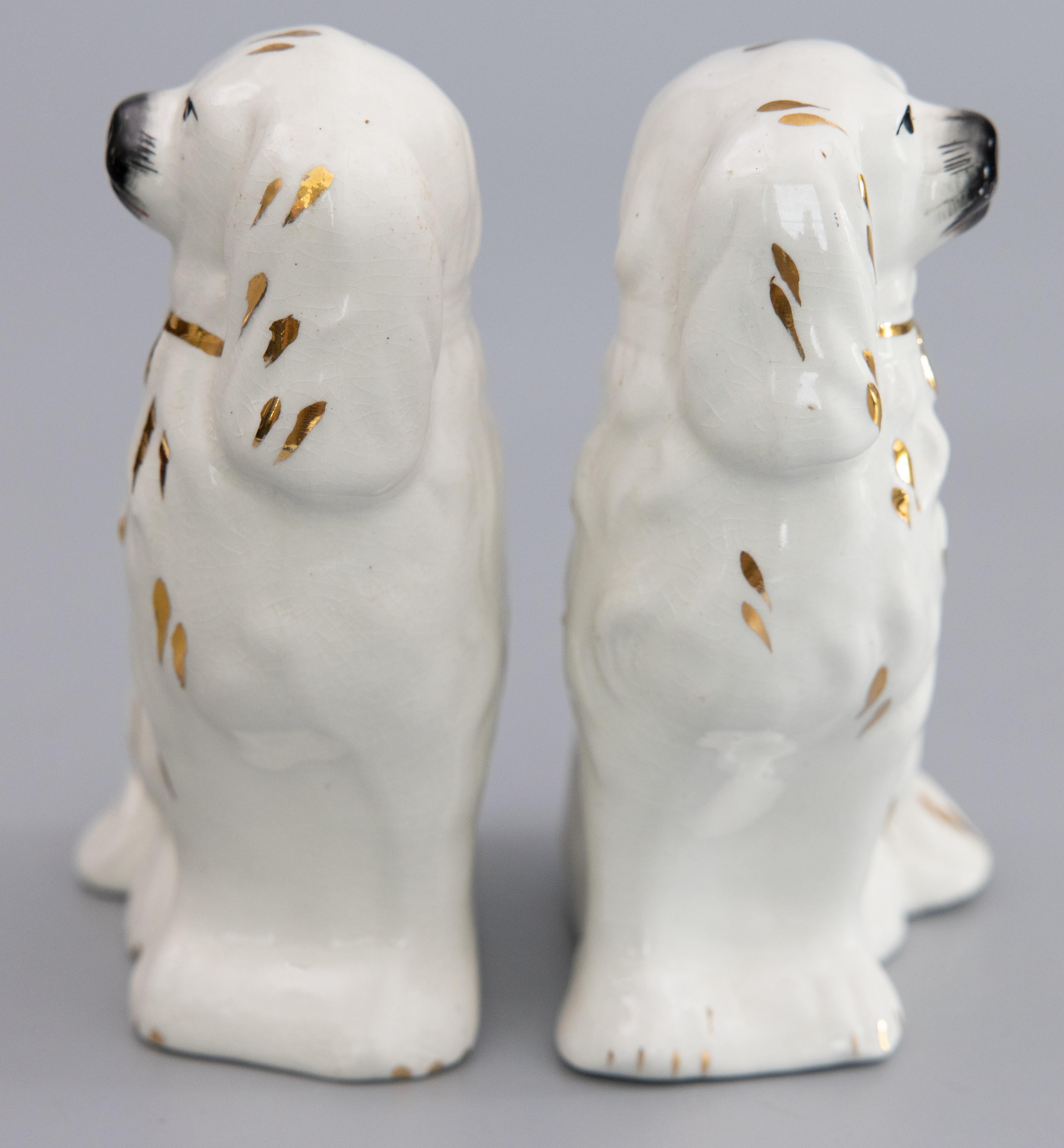 Pair of Early 20th Century English Staffordshire Spaniel Dogs Figurines In Good Condition For Sale In Pearland, TX
