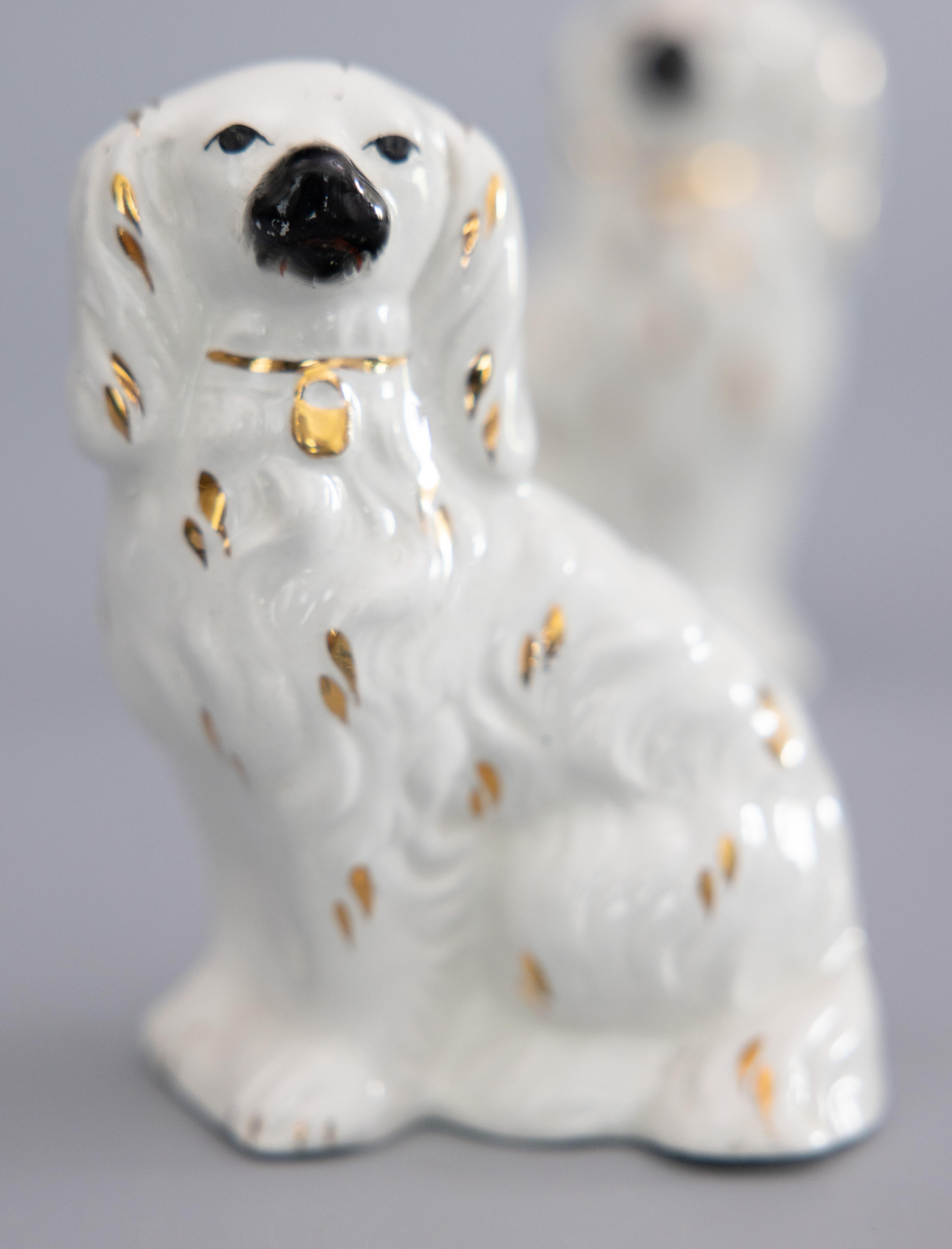 Ceramic Pair of Early 20th Century English Staffordshire Spaniel Dogs Figurines For Sale