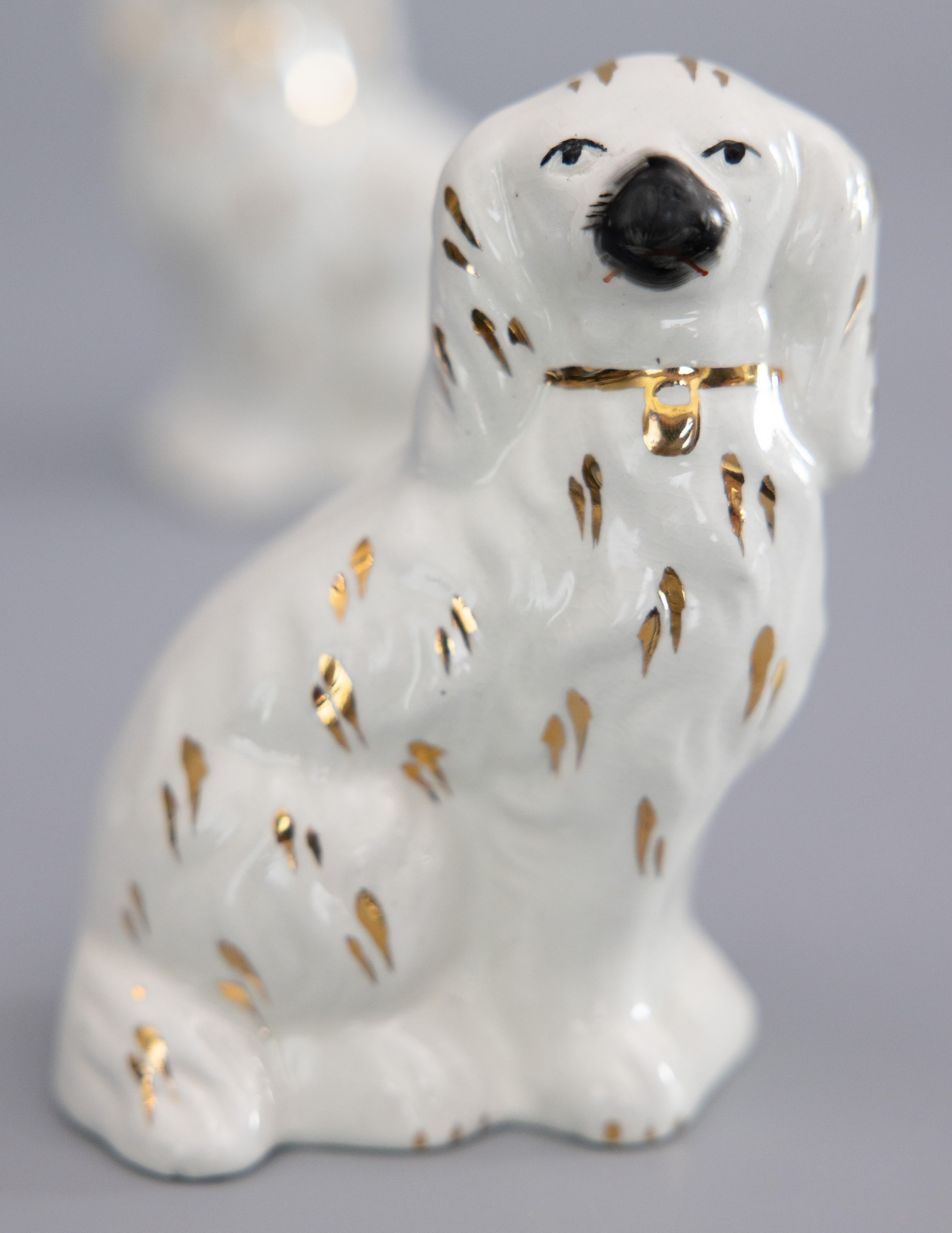 Pair of Early 20th Century English Staffordshire Spaniel Dogs Figurines For Sale 1