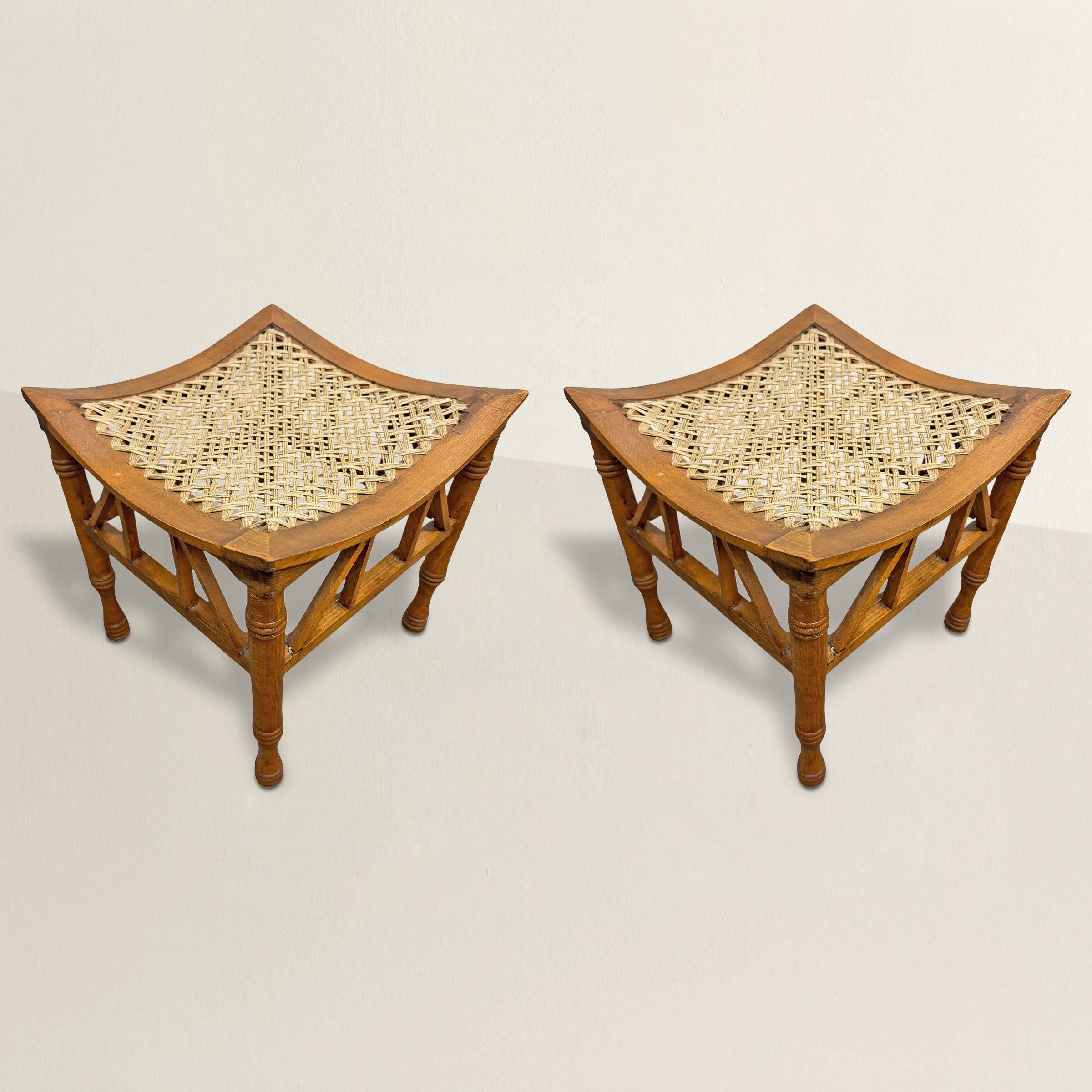 Hermoso par de taburetes ingleses Tebas de principios del siglo XX, que encarnan la elegancia intemporal del diseño de inspiración egipcia. Estos taburetes presentan el estilo clásico de Tebas: esquinas dobladas, patas torneadas con gracia y