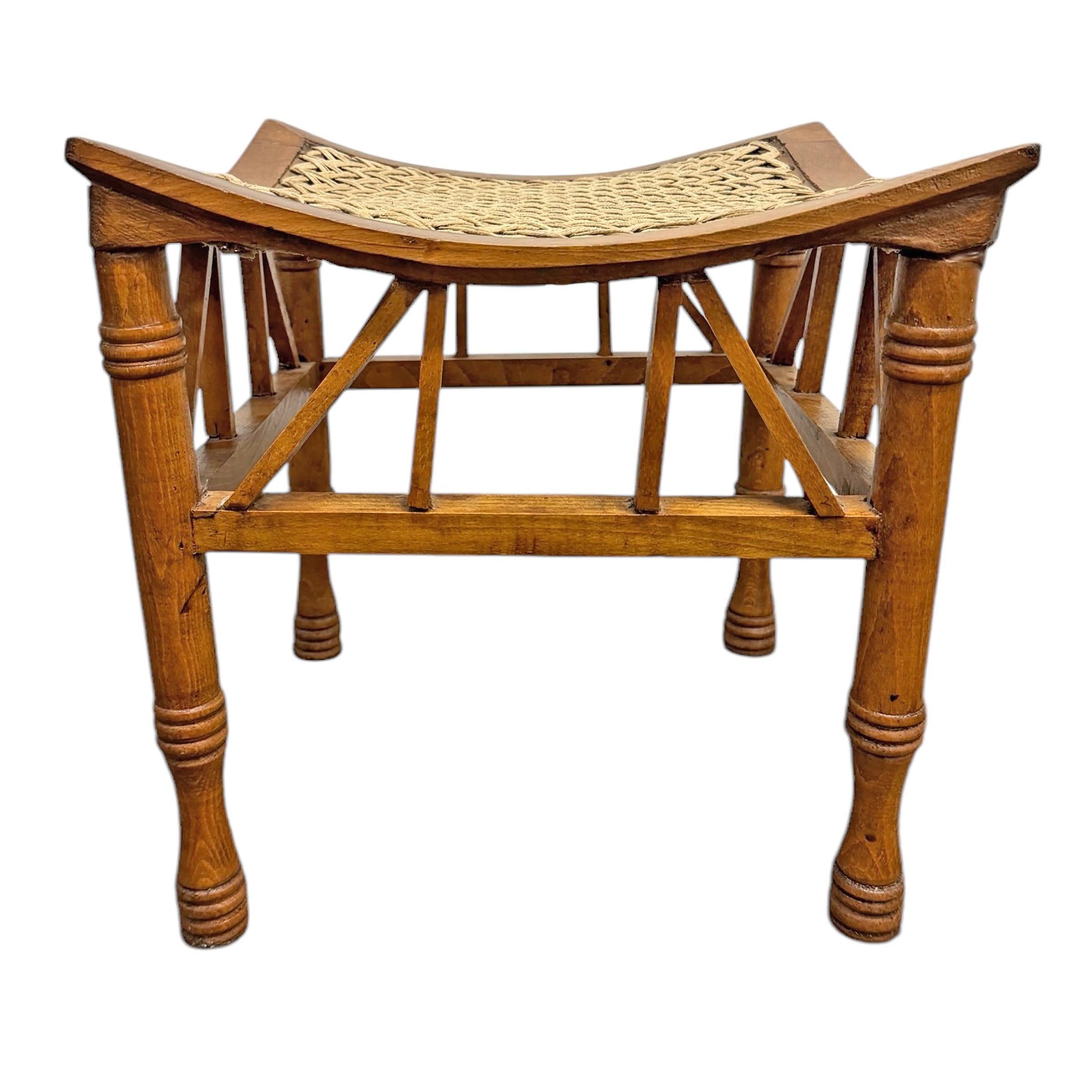 Pareja de taburetes ingleses Tebas de principios del siglo XX Madera en venta