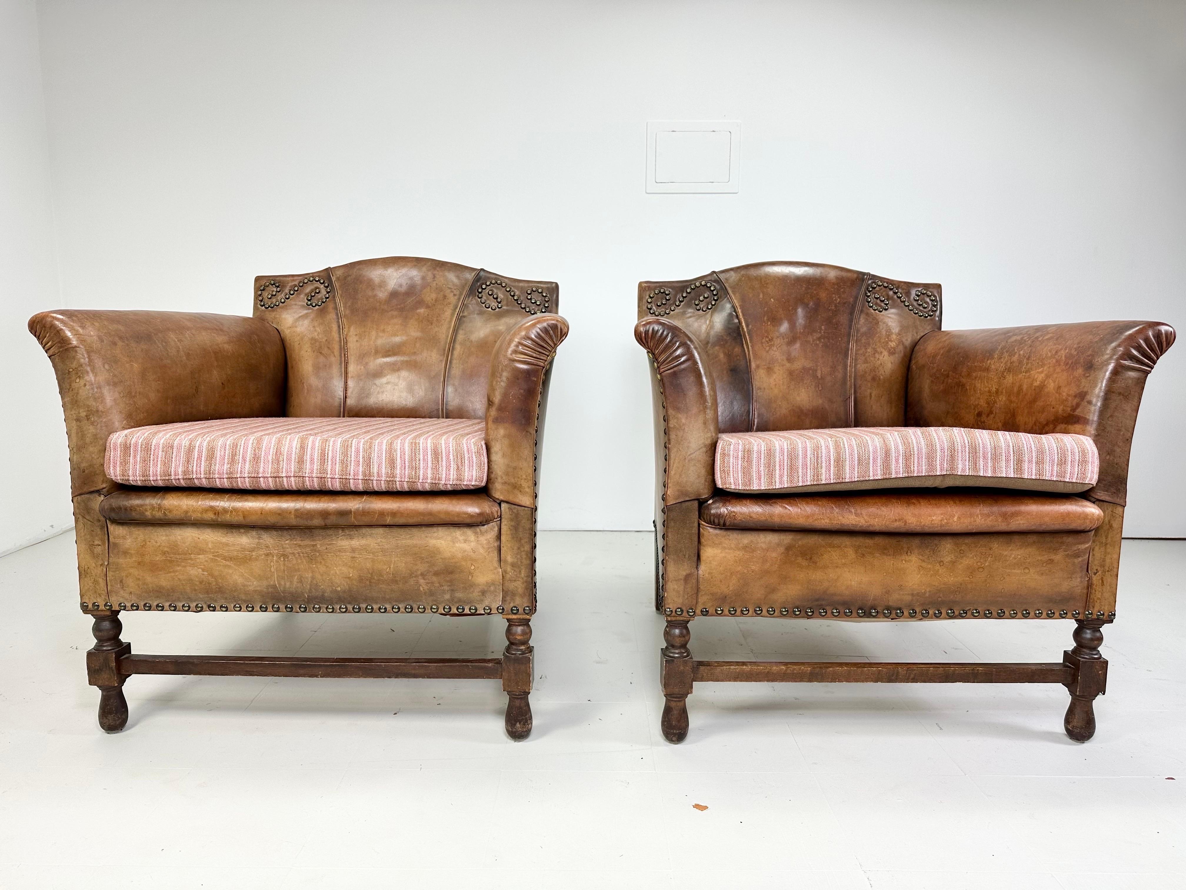 Européen Paire de chaises longues en cuir européennes du début du 20e siècle en vente
