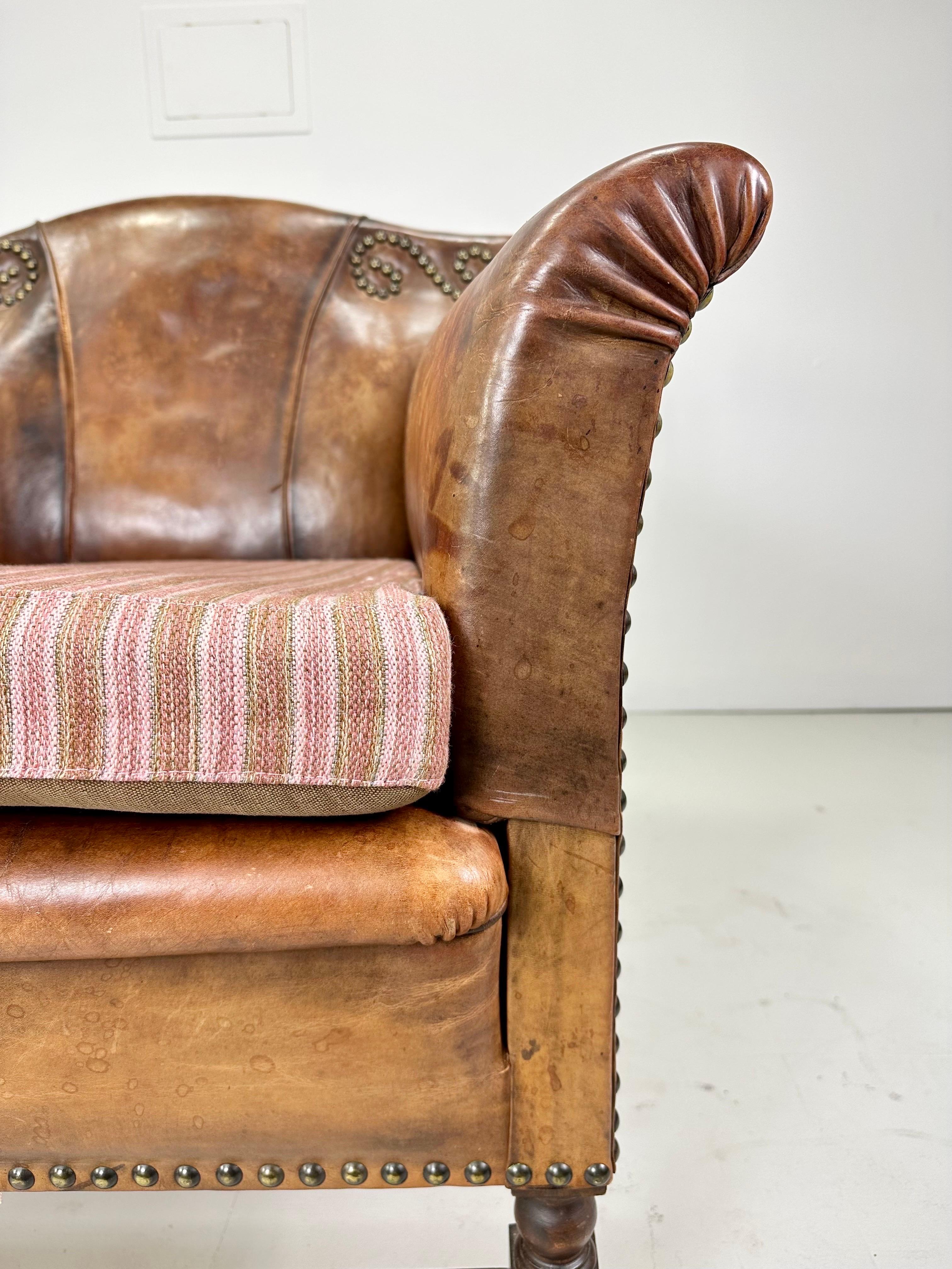 20ième siècle Paire de chaises longues en cuir européennes du début du 20e siècle en vente