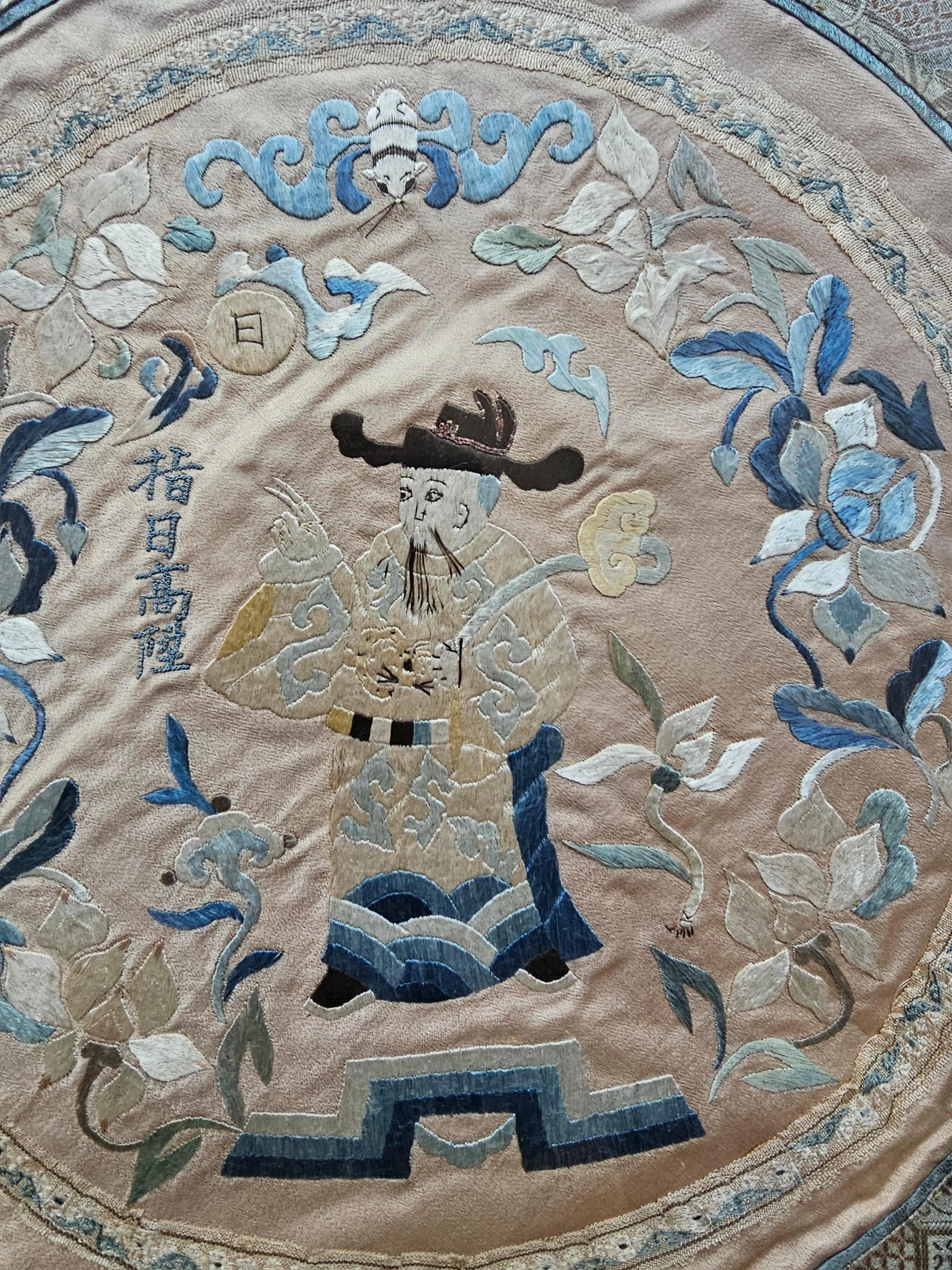 Paar gerahmte chinesische, mit Seide bestickte Tafeln aus dem frühen 20. Jahrhundert (Chinesisch) im Angebot