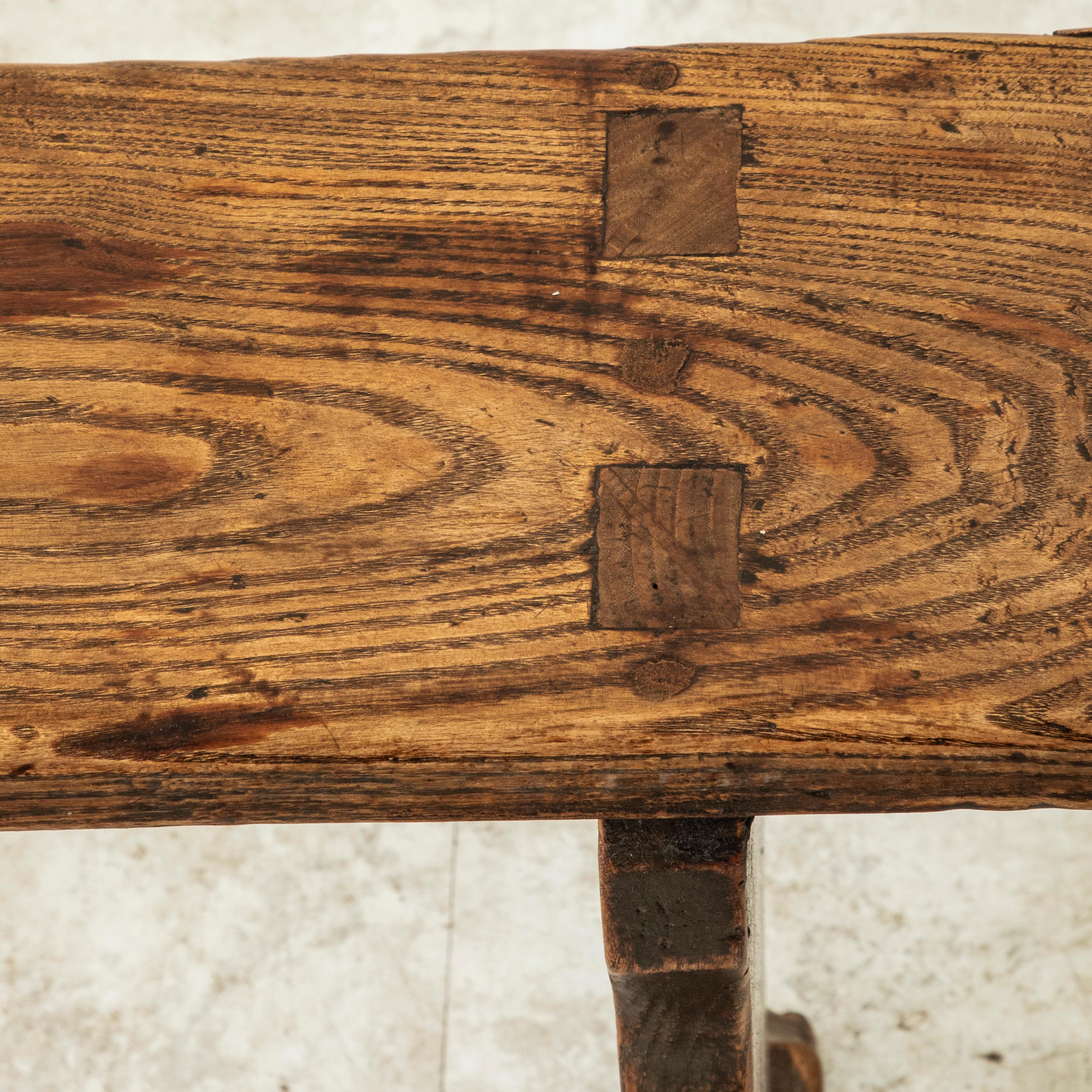 Ein Paar französische Bauernbänke aus Eiche aus der Normandie, Anfang des 20. im Angebot 4