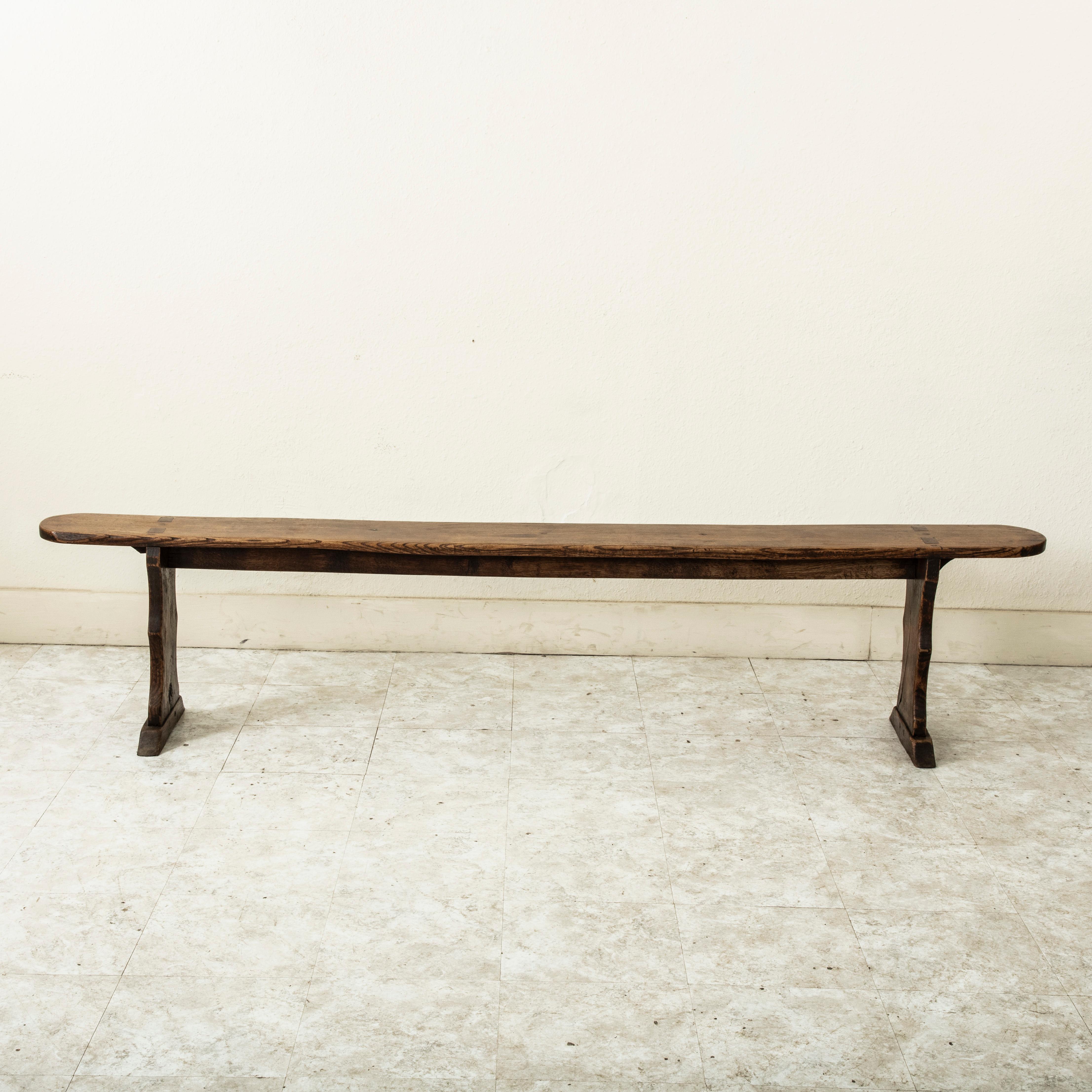 Ein Paar französische Bauernbänke aus Eiche aus der Normandie, Anfang des 20. im Angebot 6