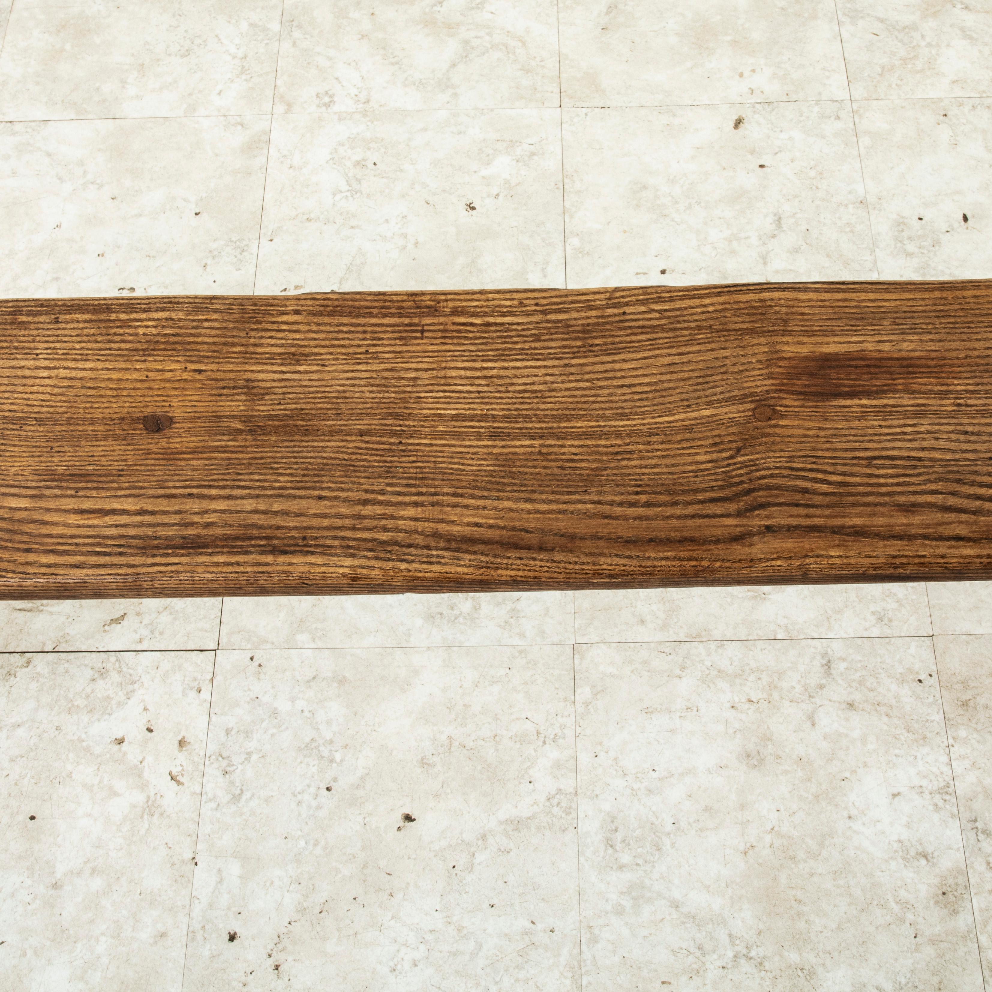 Ein Paar französische Bauernbänke aus Eiche aus der Normandie, Anfang des 20. im Angebot 10