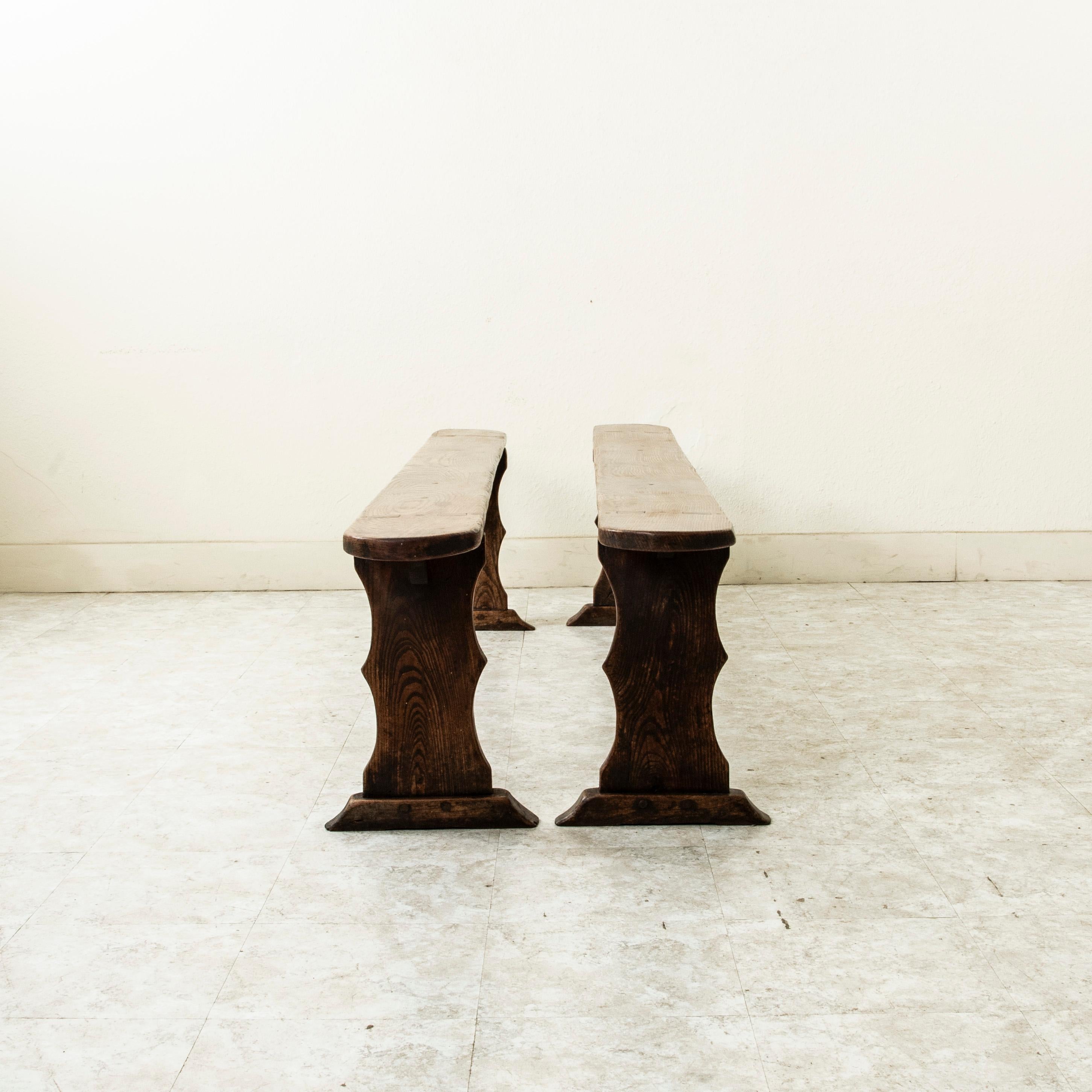 Ein Paar französische Bauernbänke aus Eiche aus der Normandie, Anfang des 20. (Französisch) im Angebot