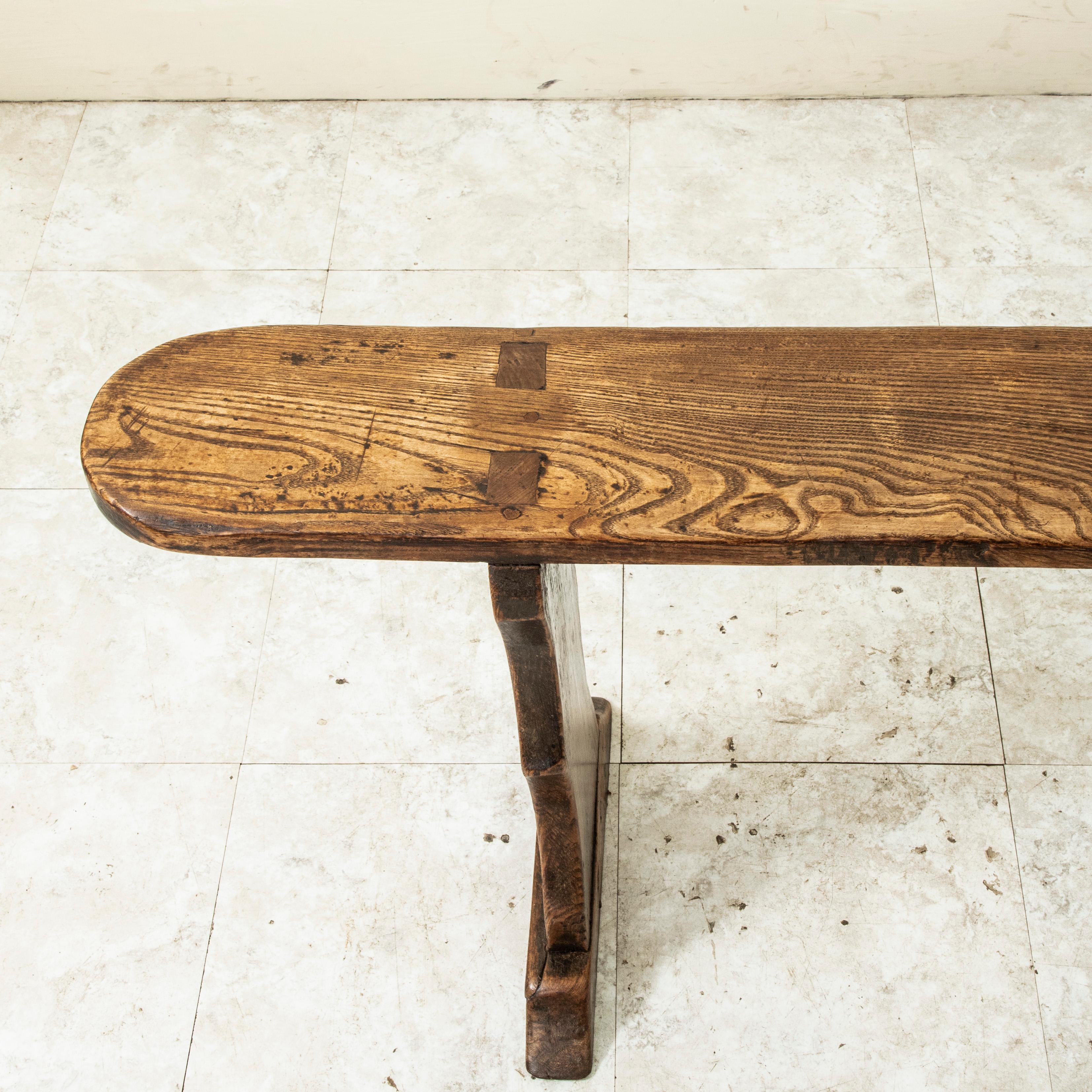 Ein Paar französische Bauernbänke aus Eiche aus der Normandie, Anfang des 20. im Angebot 1