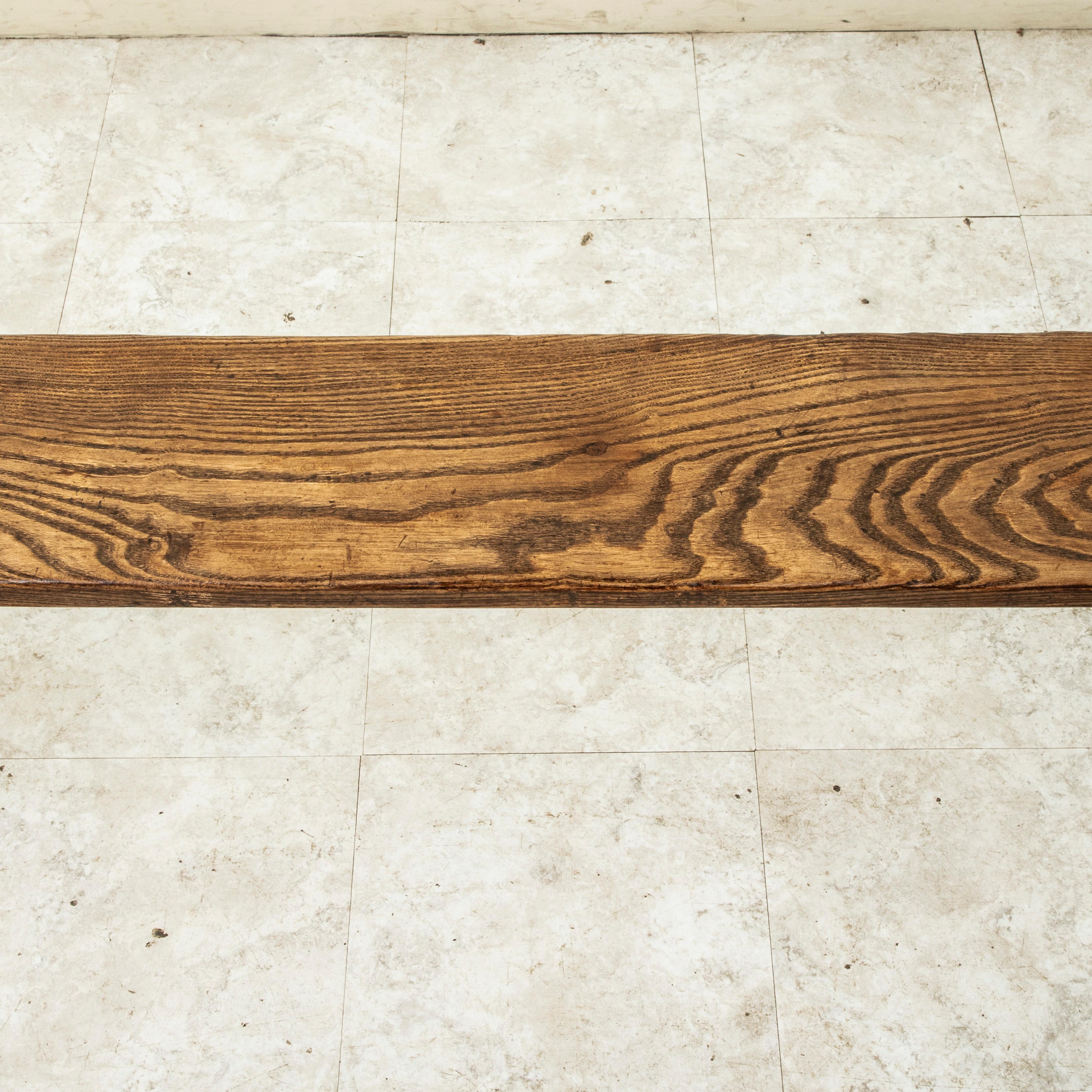 Ein Paar französische Bauernbänke aus Eiche aus der Normandie, Anfang des 20. im Angebot 2