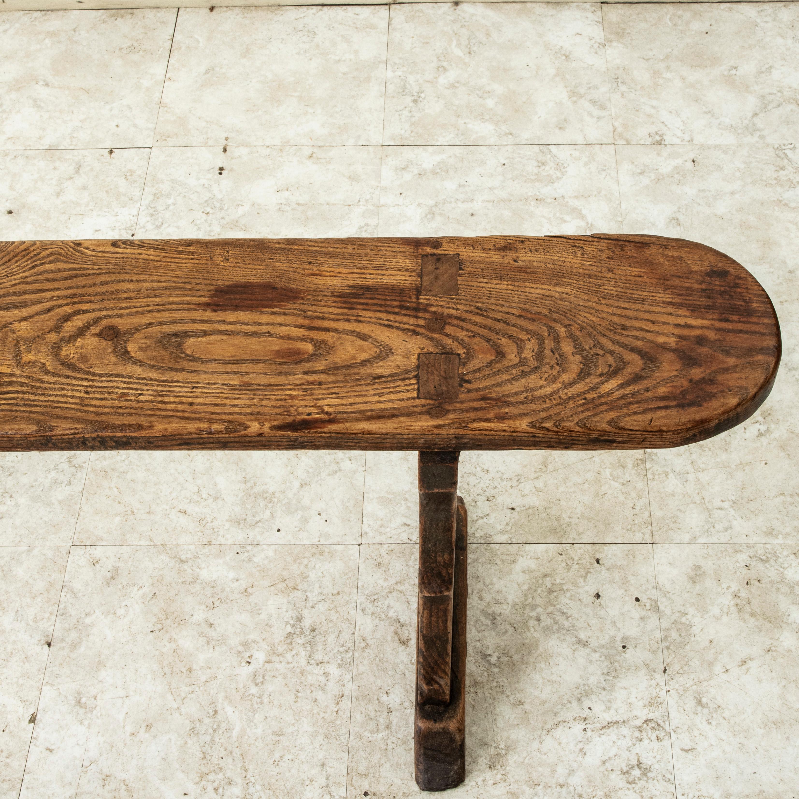 Ein Paar französische Bauernbänke aus Eiche aus der Normandie, Anfang des 20. im Angebot 3