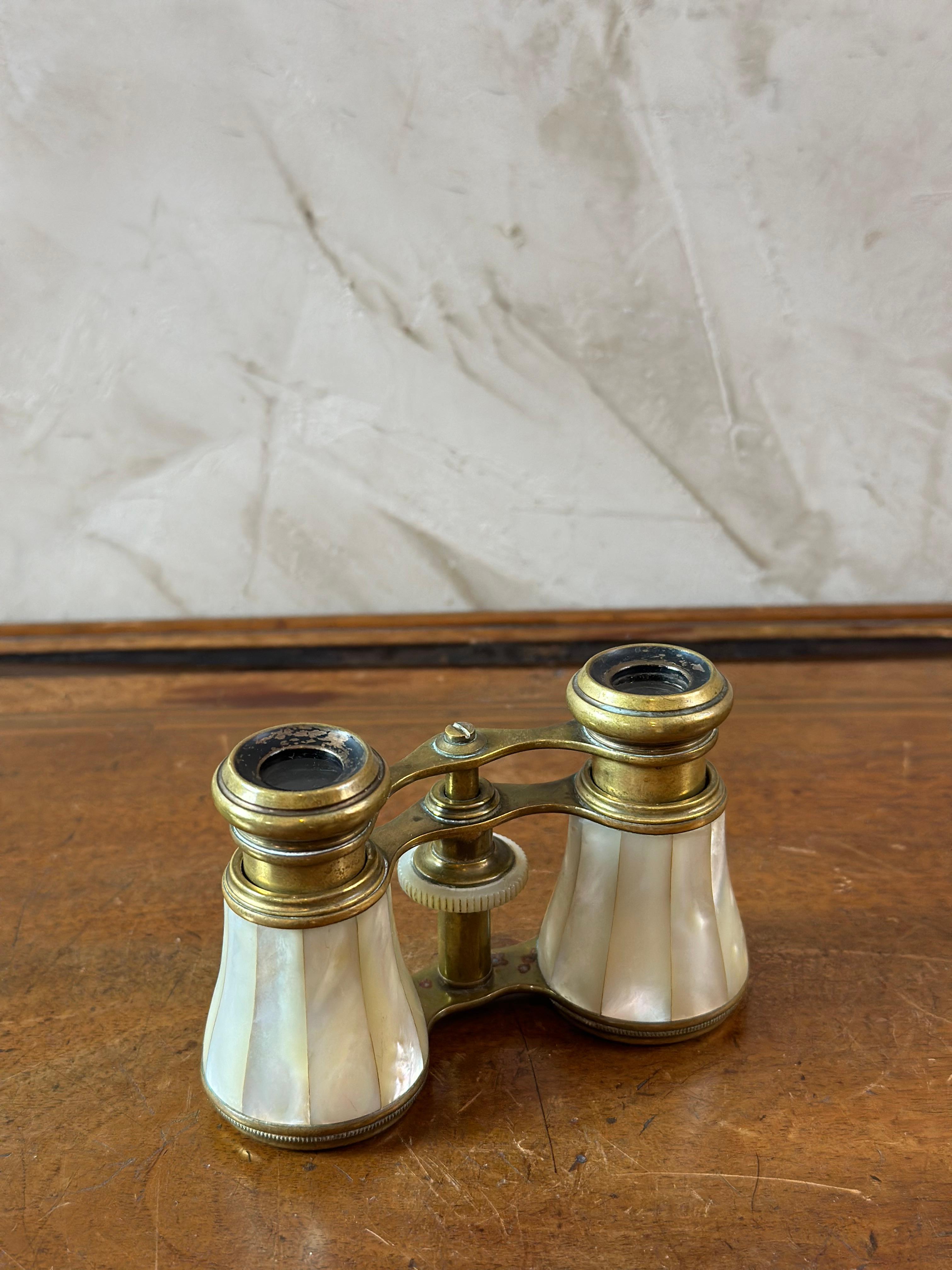 Beautiful pair of mop and brass opera glasses dating from the beginning of the 20th century.
Central wheel to move the view away or closer (turns with difficulty).
For lovers of collectibles. Good quality.