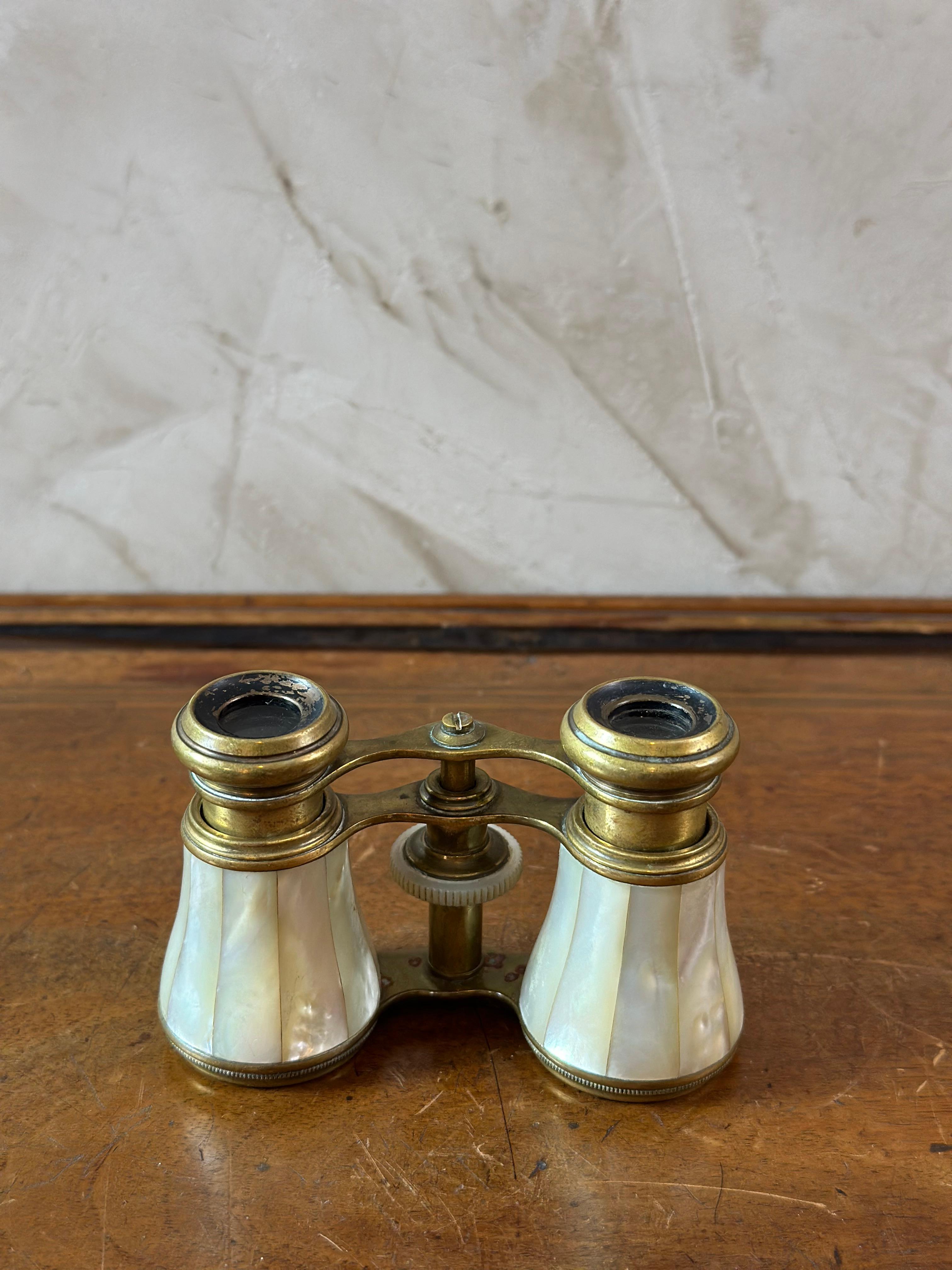 Pair of Early 20th century French brass Opera Glass, 1900s In Good Condition For Sale In LEGNY, FR