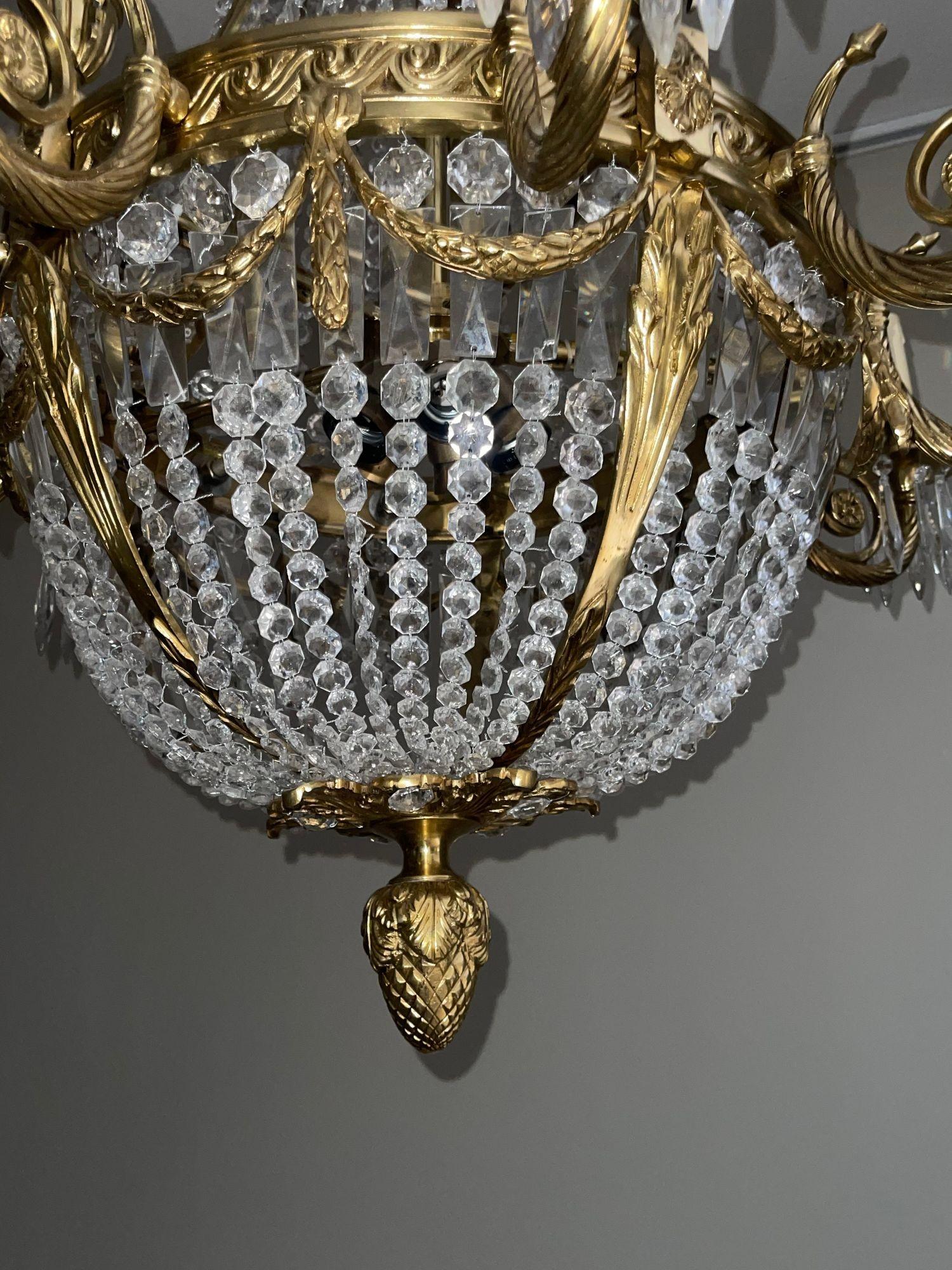 Français Paire de lustres en bronze et cristal du début du 20e siècle. en vente