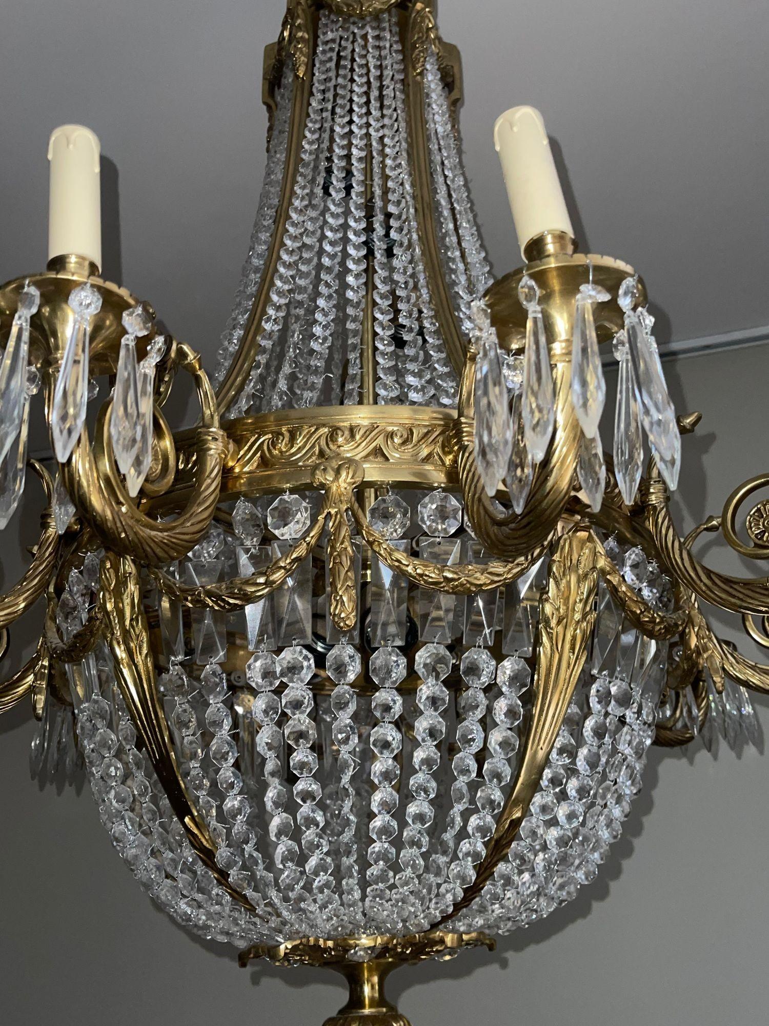 Paire de lustres en bronze et cristal du début du 20e siècle. Bon état - En vente à Los Angeles, CA