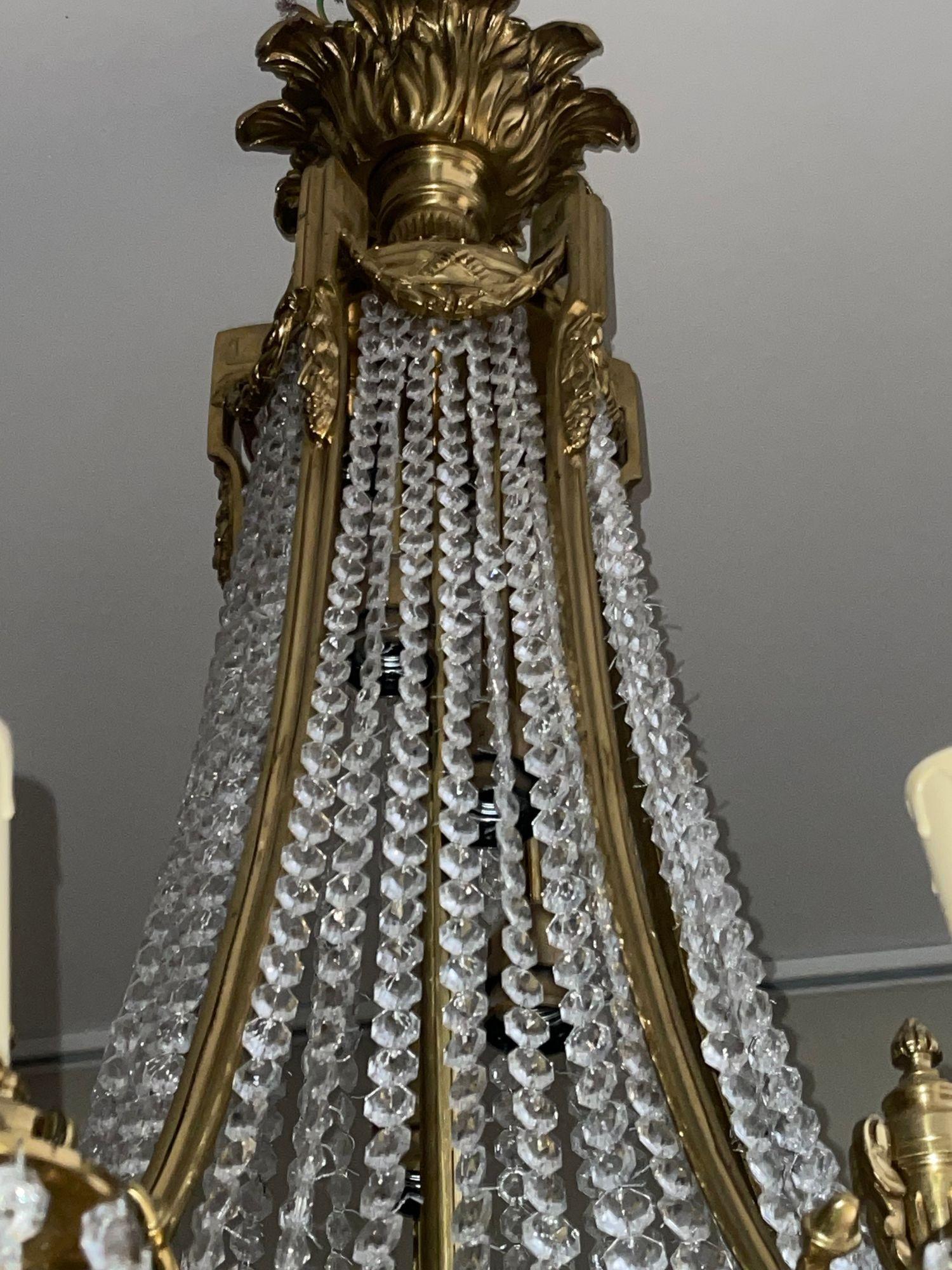 20ième siècle Paire de lustres en bronze et cristal du début du 20e siècle. en vente