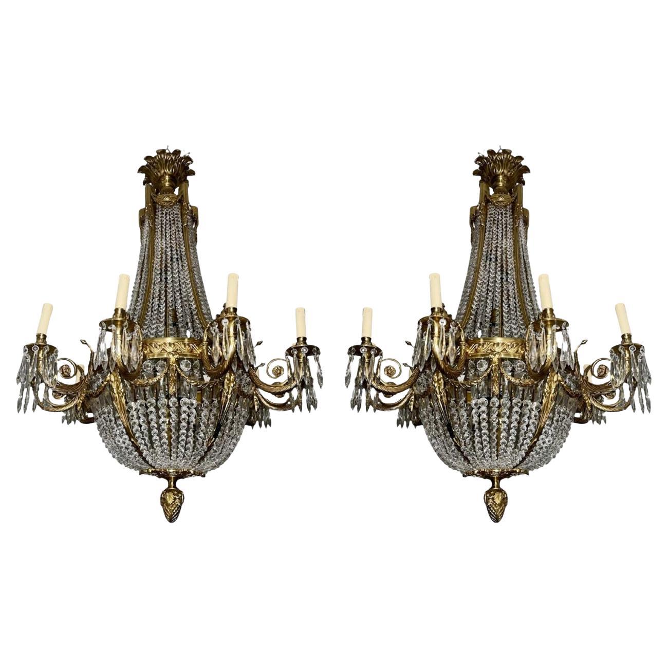 Paire de lustres en bronze et cristal du début du 20e siècle. en vente