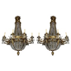 Paire de lustres en bronze et cristal du début du 20e siècle.
