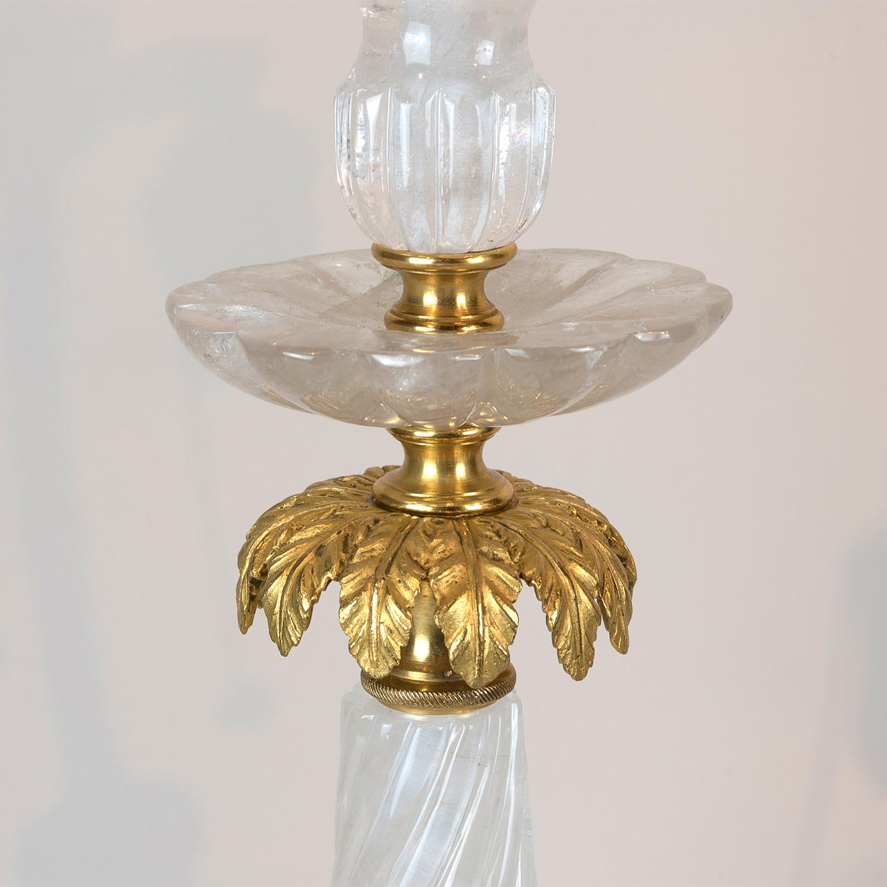 Une paire de lampes de table en forme de perle en bronze doré et cristal de roche. 

Origine : Continental
Date : Début du 20e siècle
Dimension : 31 1/4 po x 8 po x 8 po.