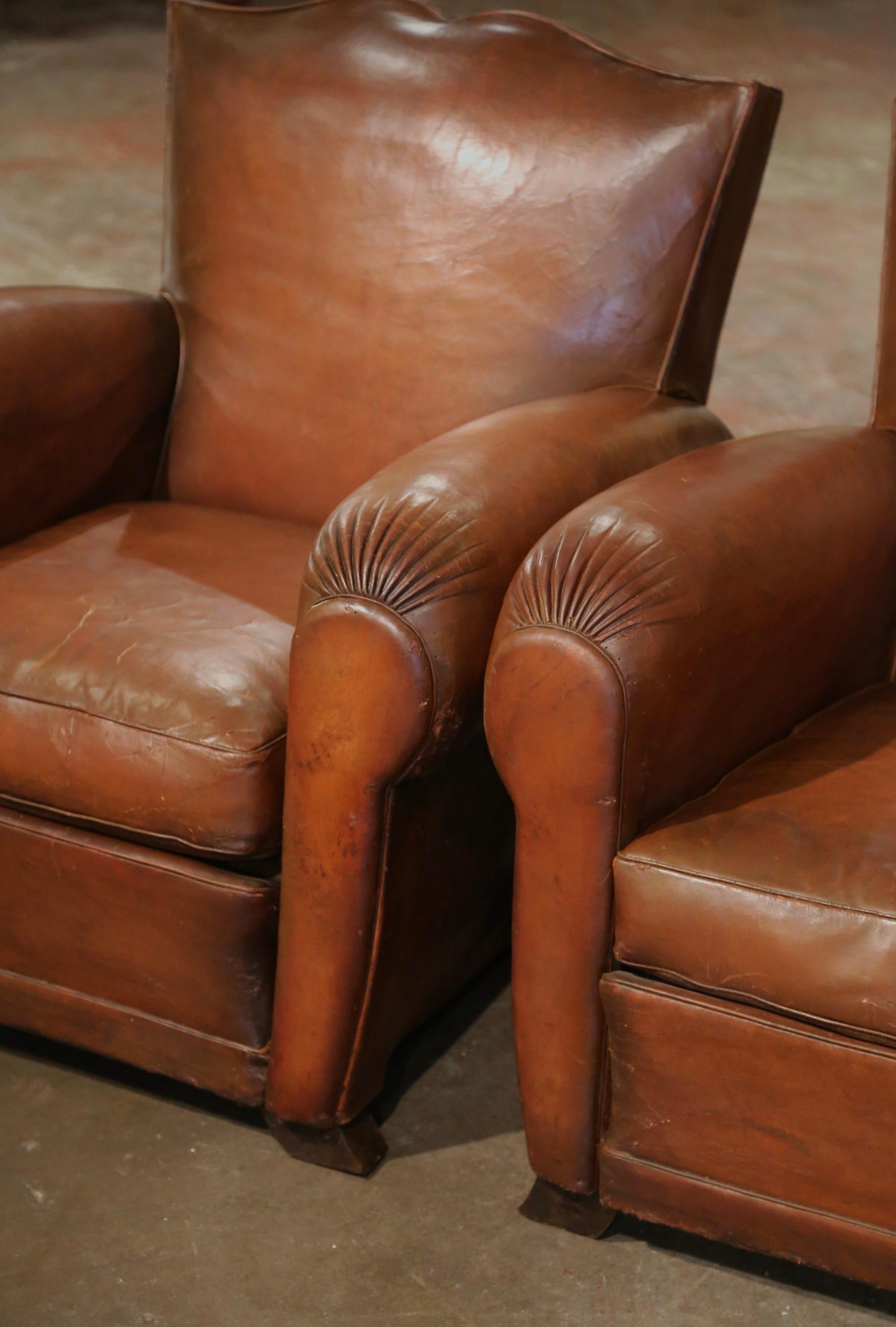 Hand-Carved Pair of Early 20th Century French Brown Leather Club Armchairs 