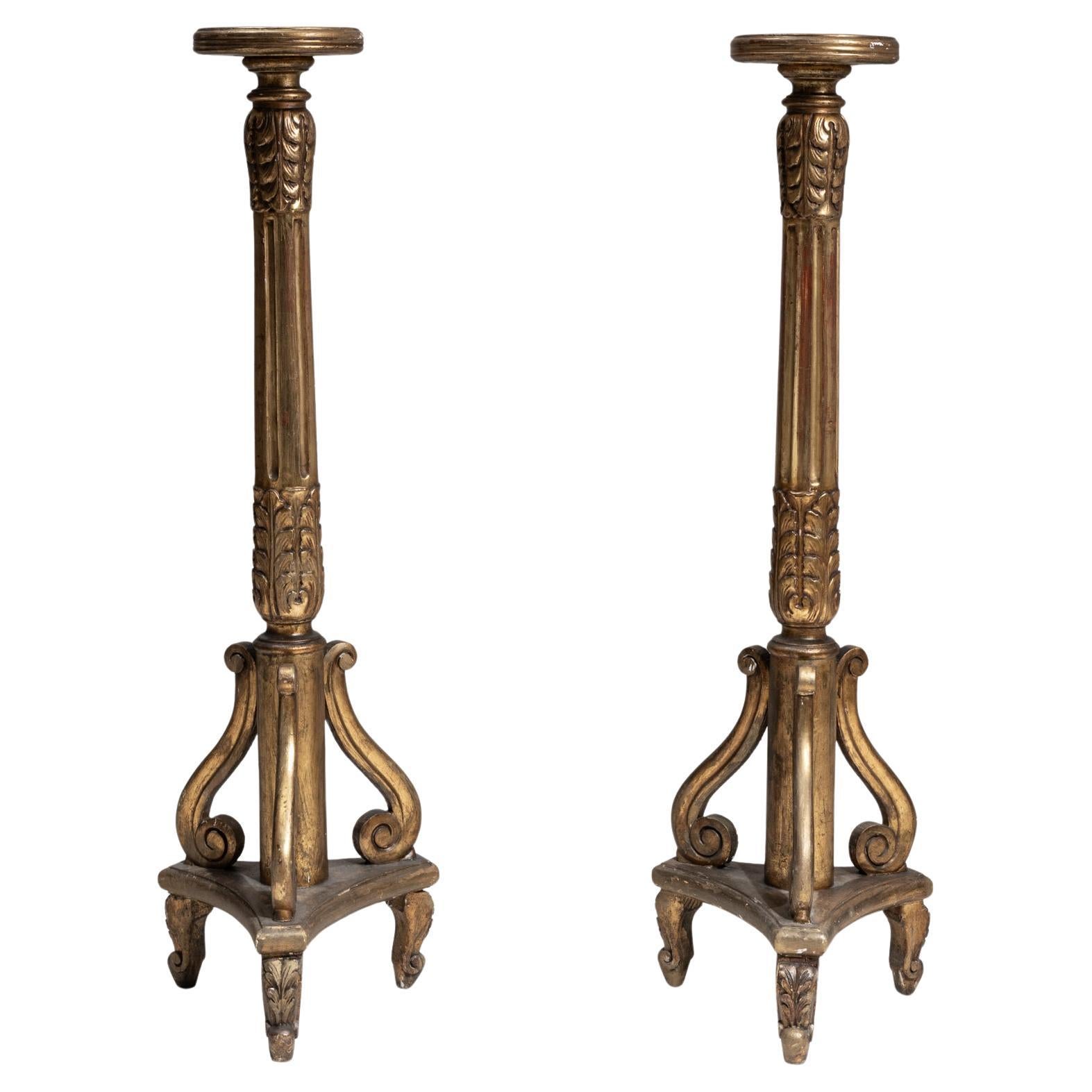 Paire de sellettes en bois sculpté et doré du début du 20e siècle en vente