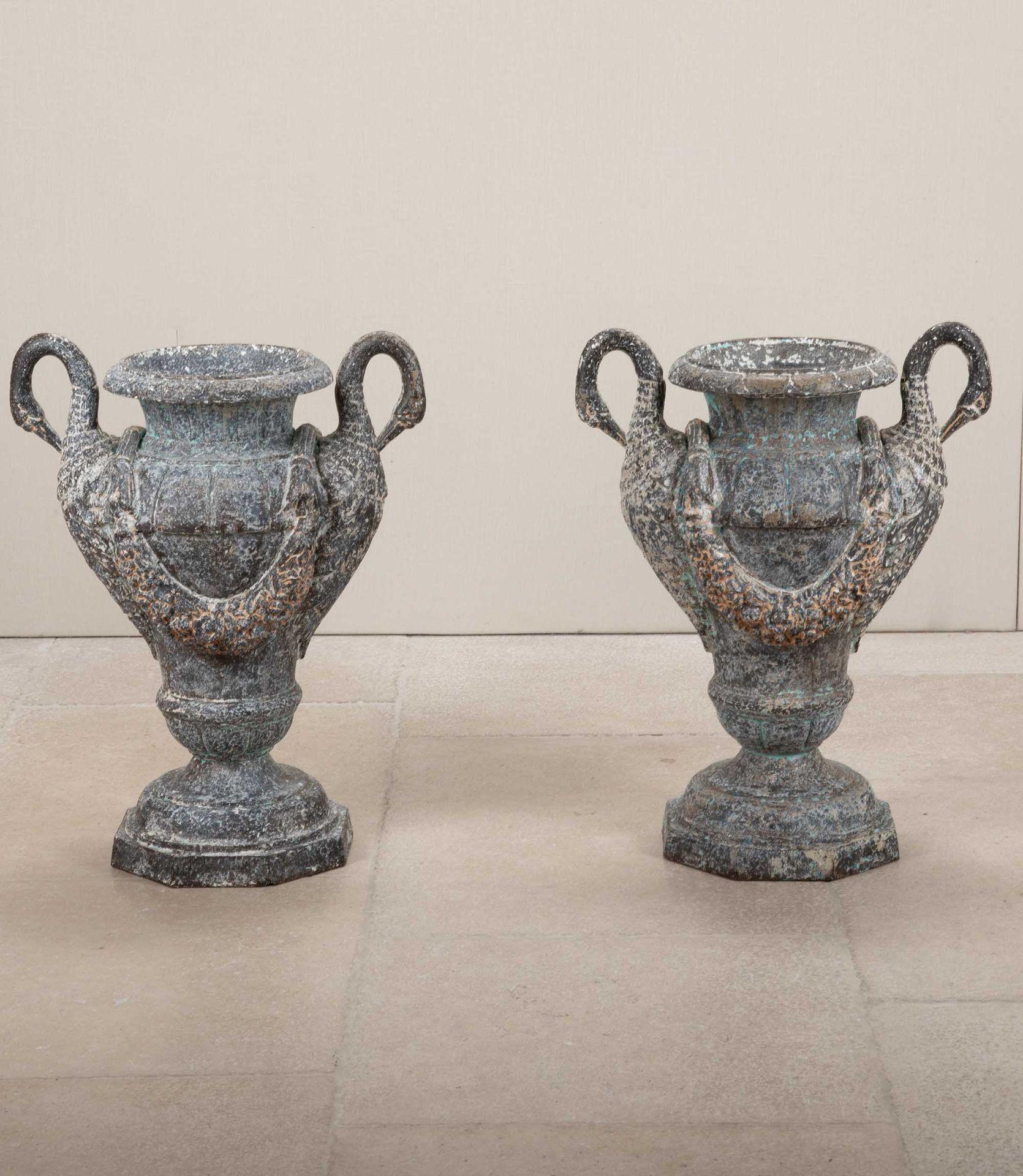 Country Coppia di urne in ghisa francesi dei primi del Novecento in vendita