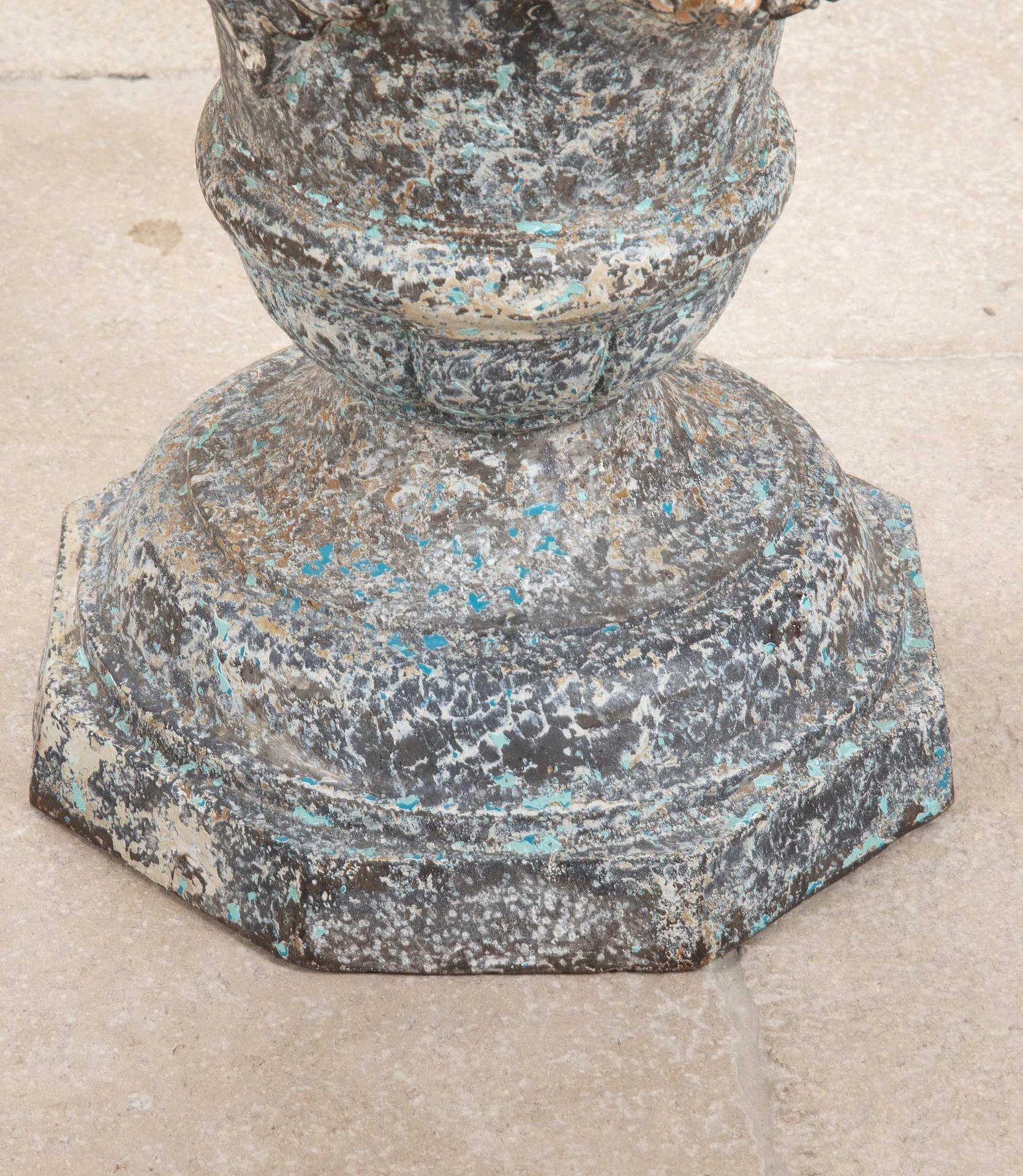 Coppia di urne in ghisa francesi dei primi del Novecento In condizioni buone in vendita a Gloucestershire, GB