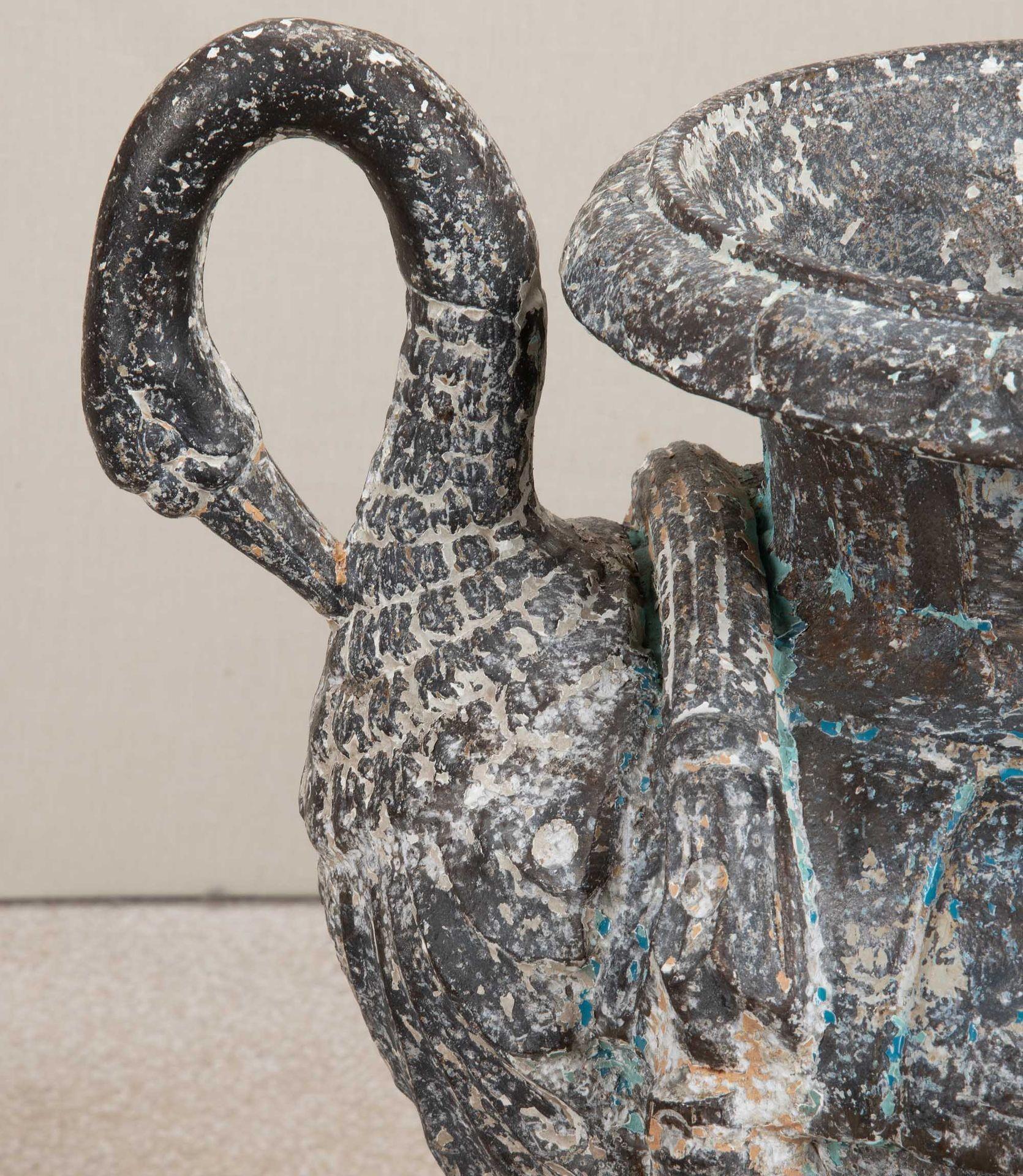 Ferro Coppia di urne in ghisa francesi dei primi del Novecento in vendita