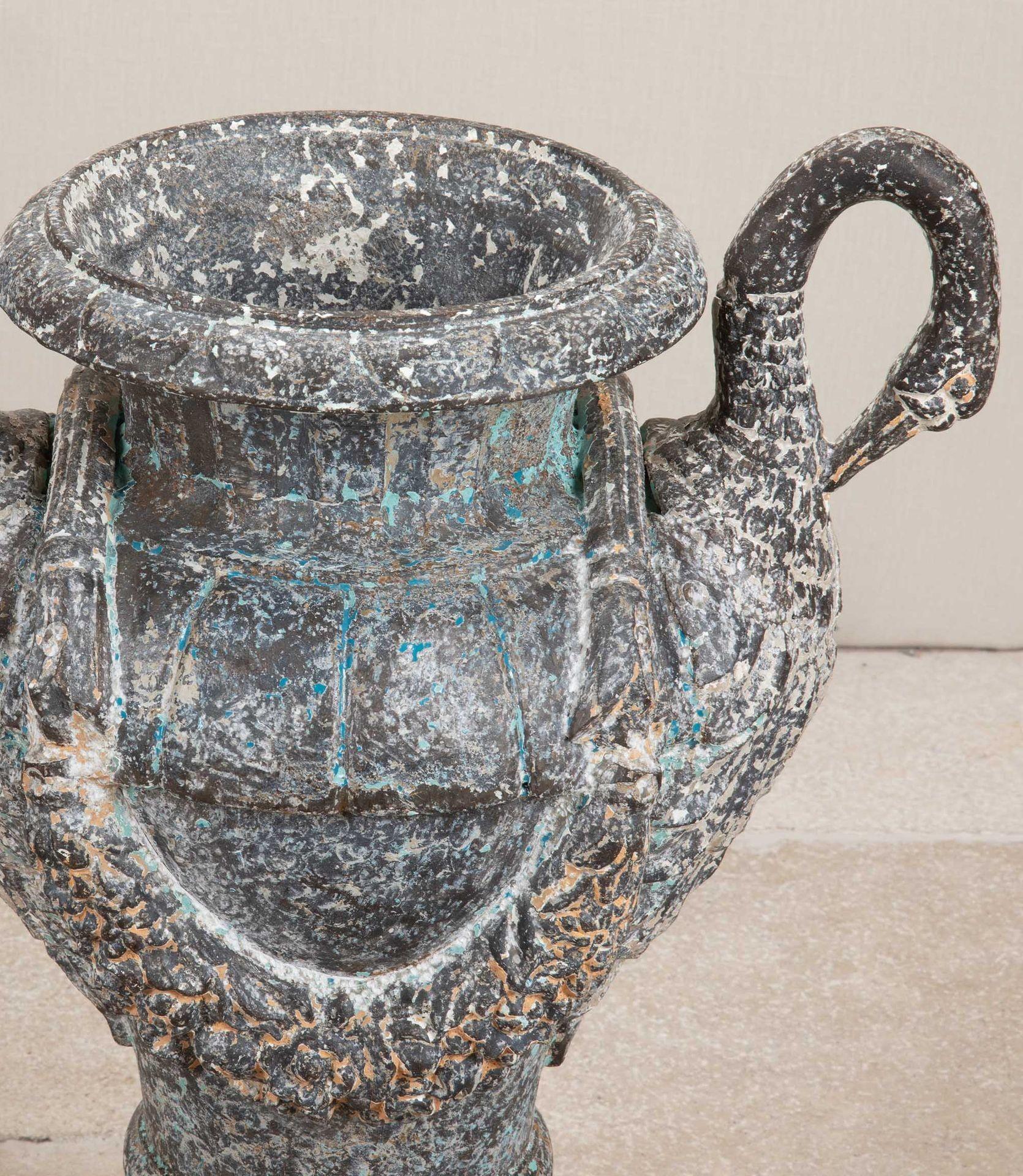 Coppia di urne in ghisa francesi dei primi del Novecento in vendita 1