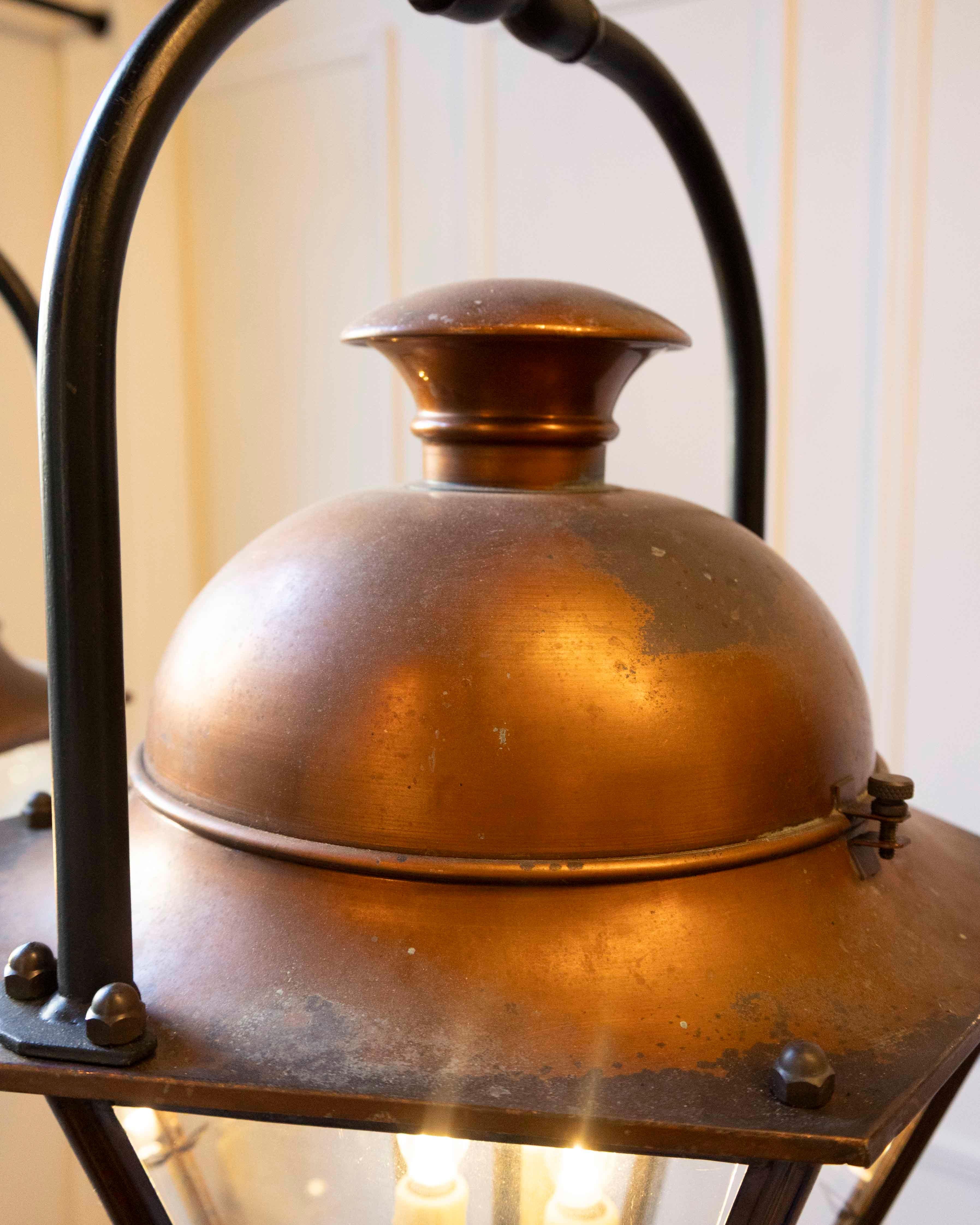 Coppia di lanterne a sospensione francesi in rame e ferro dell'inizio del XX secolo in vendita 5