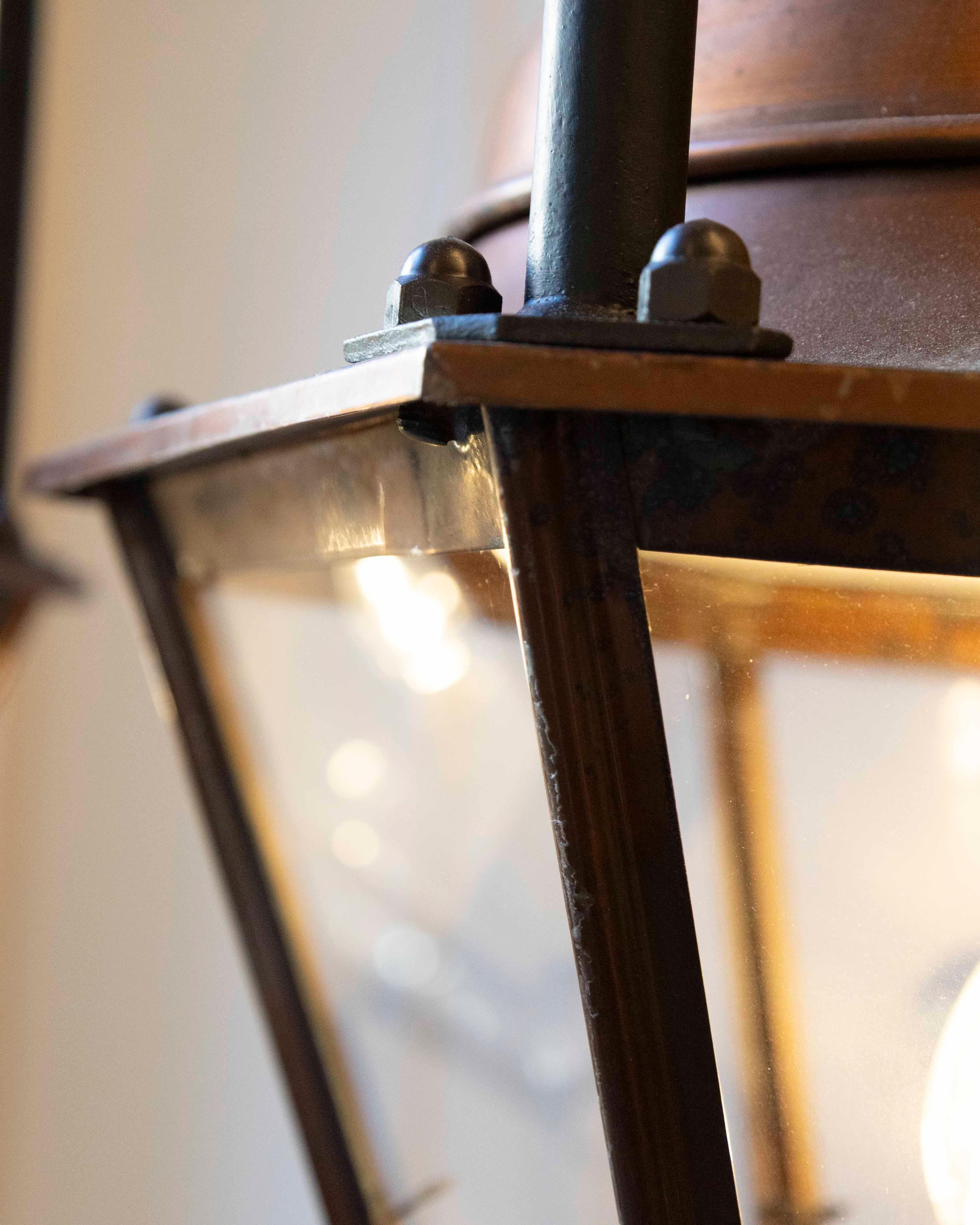 Coppia di lanterne a sospensione francesi in rame e ferro dell'inizio del XX secolo in vendita 6