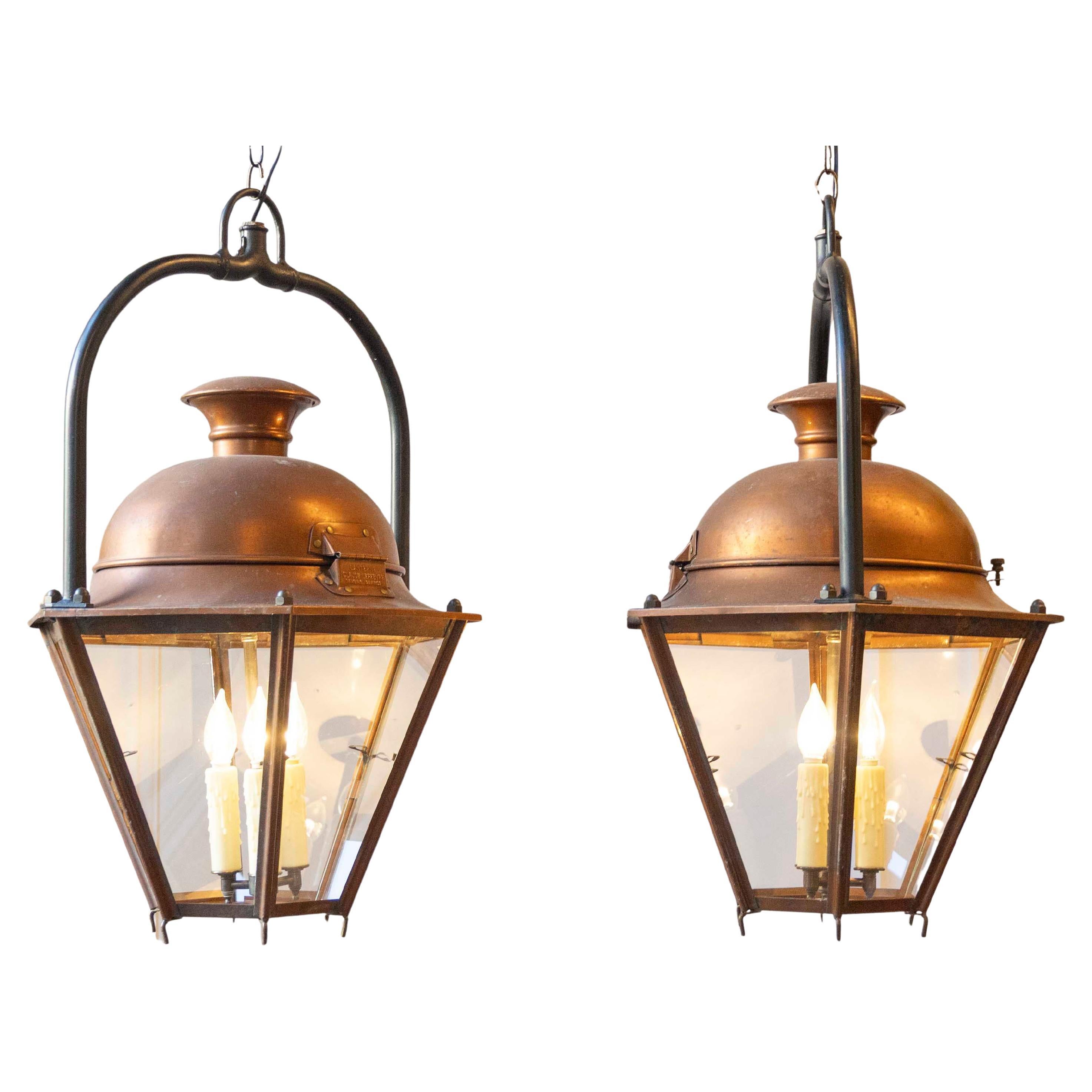 Coppia di lanterne a sospensione francesi in rame e ferro dell'inizio del XX secolo