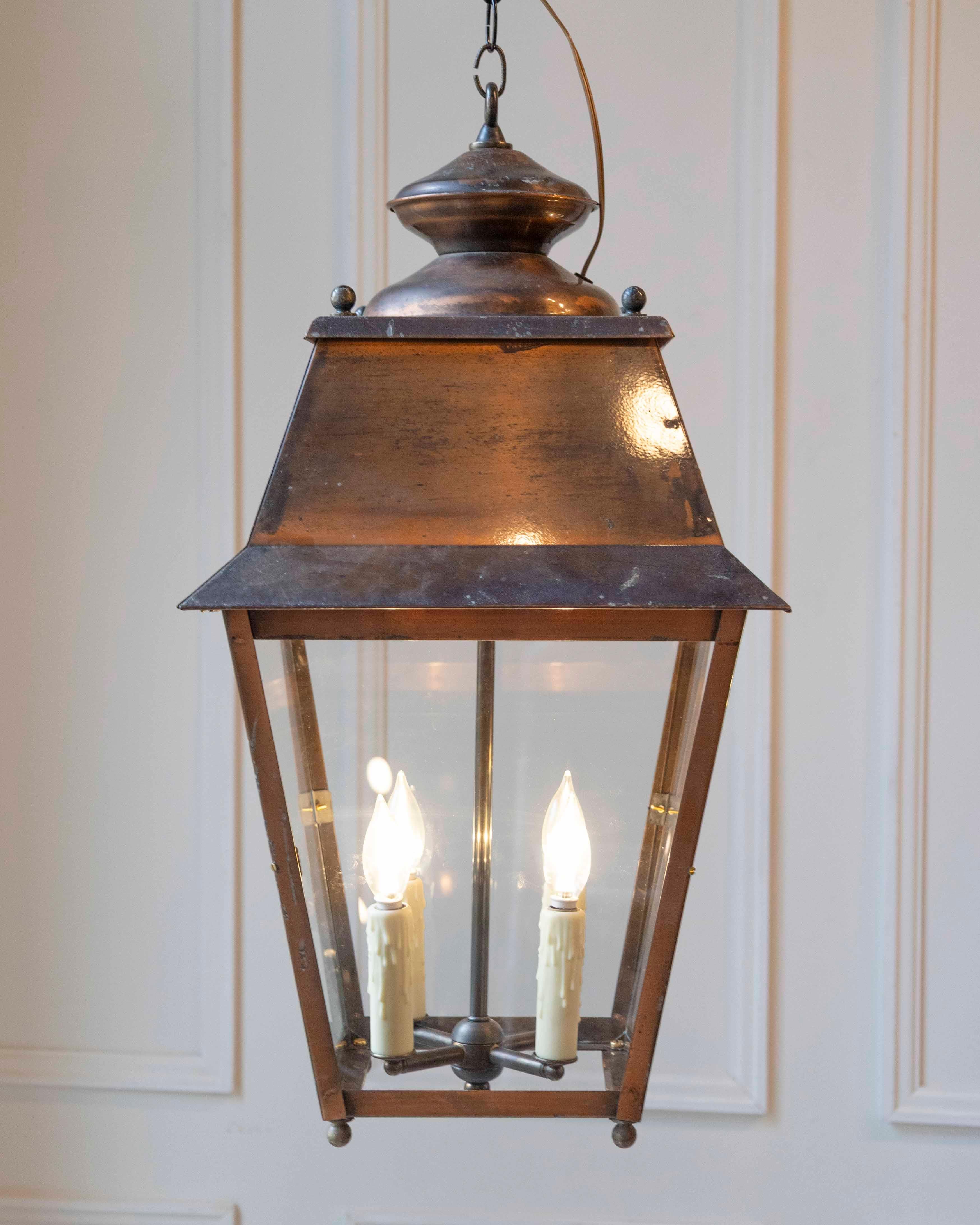 Francese Coppia di lanterne a sospensione in rame francesi dei primi del Novecento in vendita