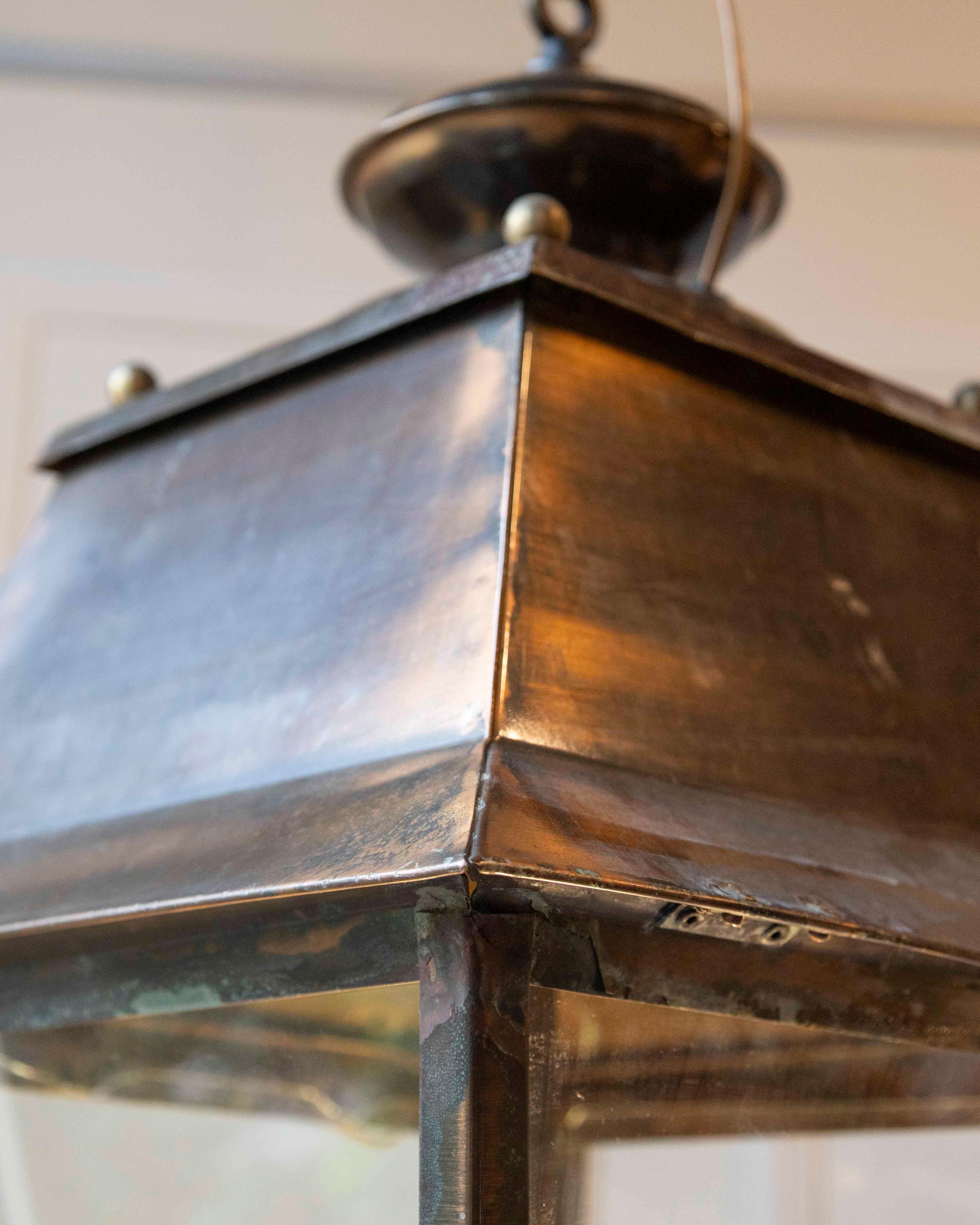 Vetro Coppia di lanterne a sospensione in rame francesi dei primi del Novecento in vendita