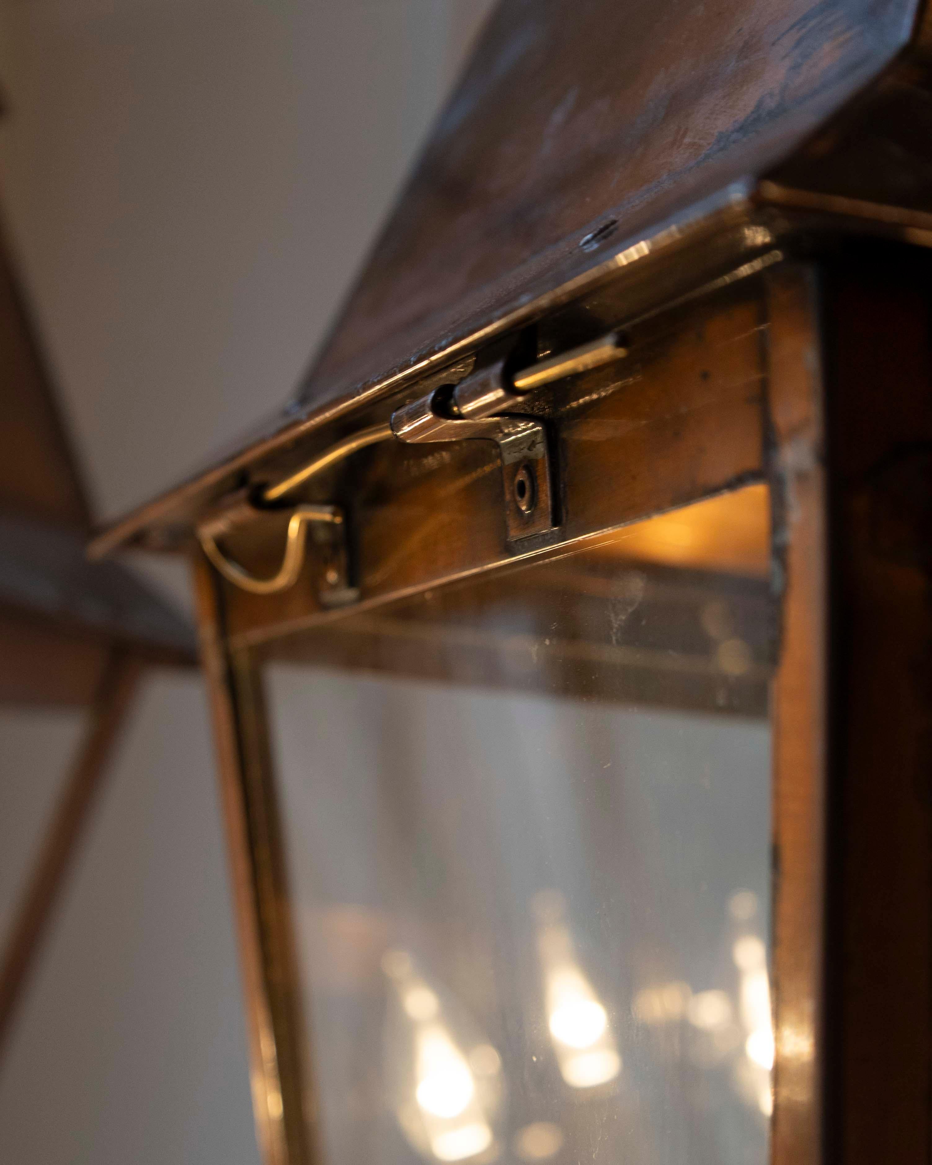 Coppia di lanterne a sospensione in rame francesi dei primi del Novecento in vendita 1