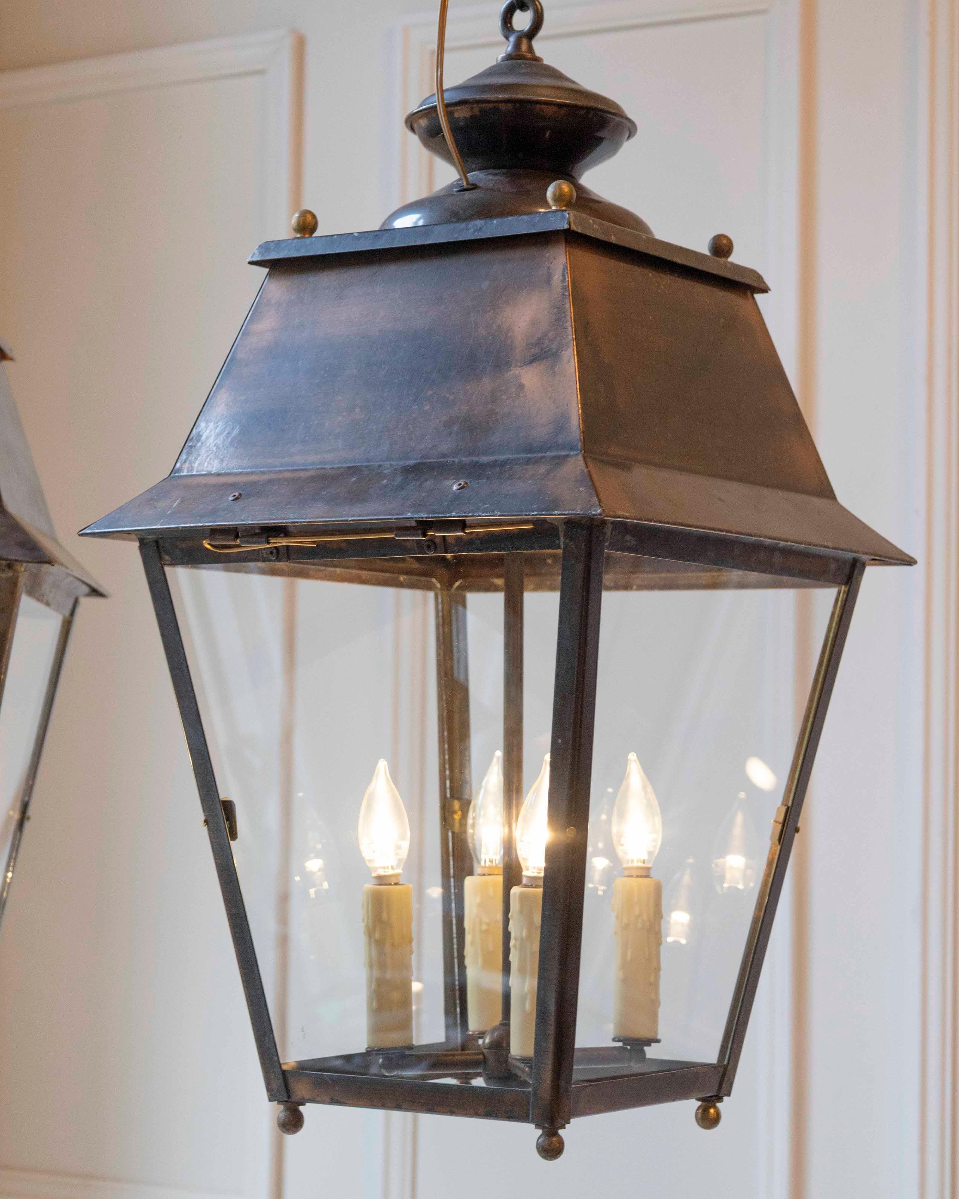 Coppia di lanterne a sospensione in rame francesi dei primi del Novecento in vendita 1