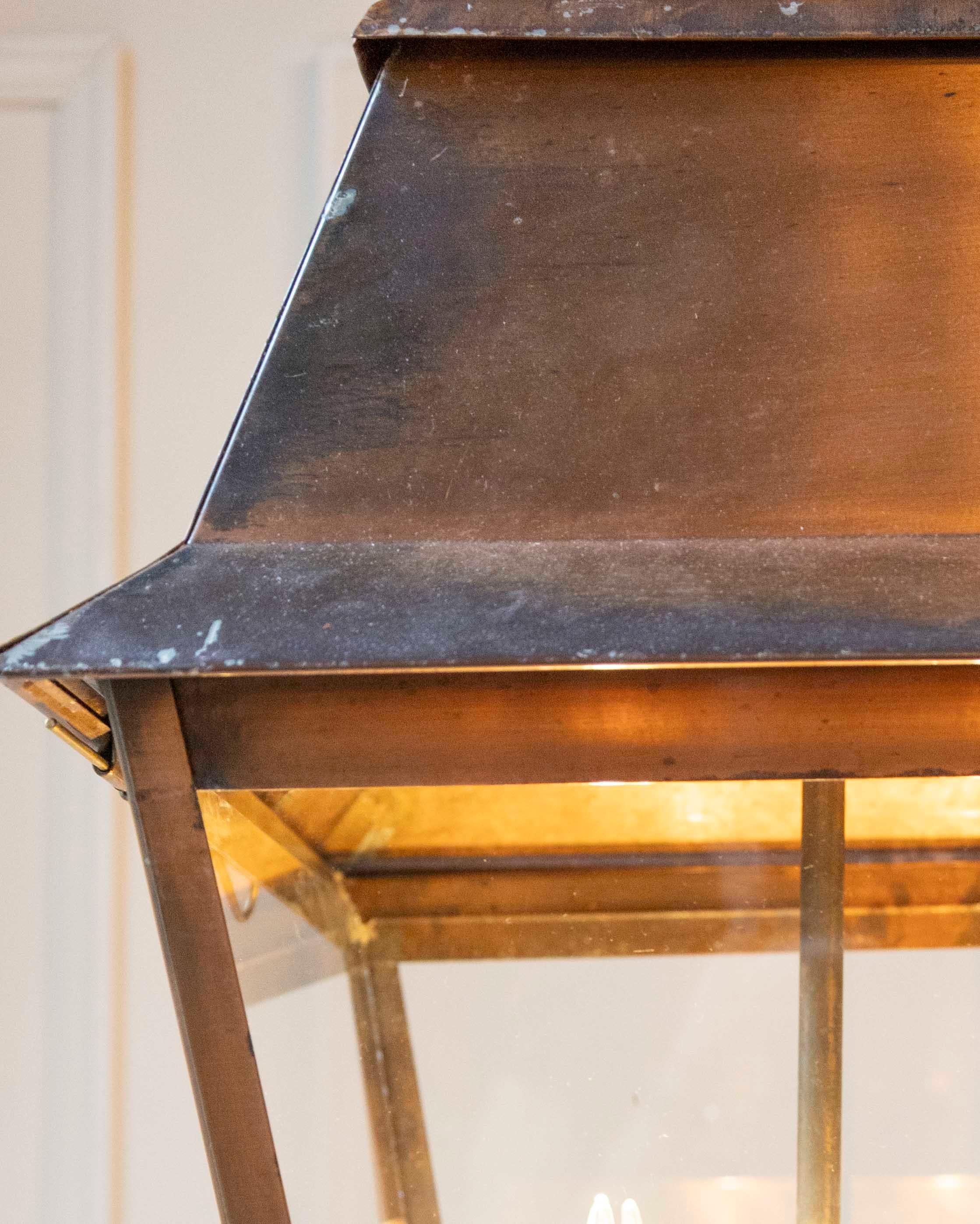 Coppia di lanterne a sospensione in rame francesi dei primi del Novecento in vendita 1