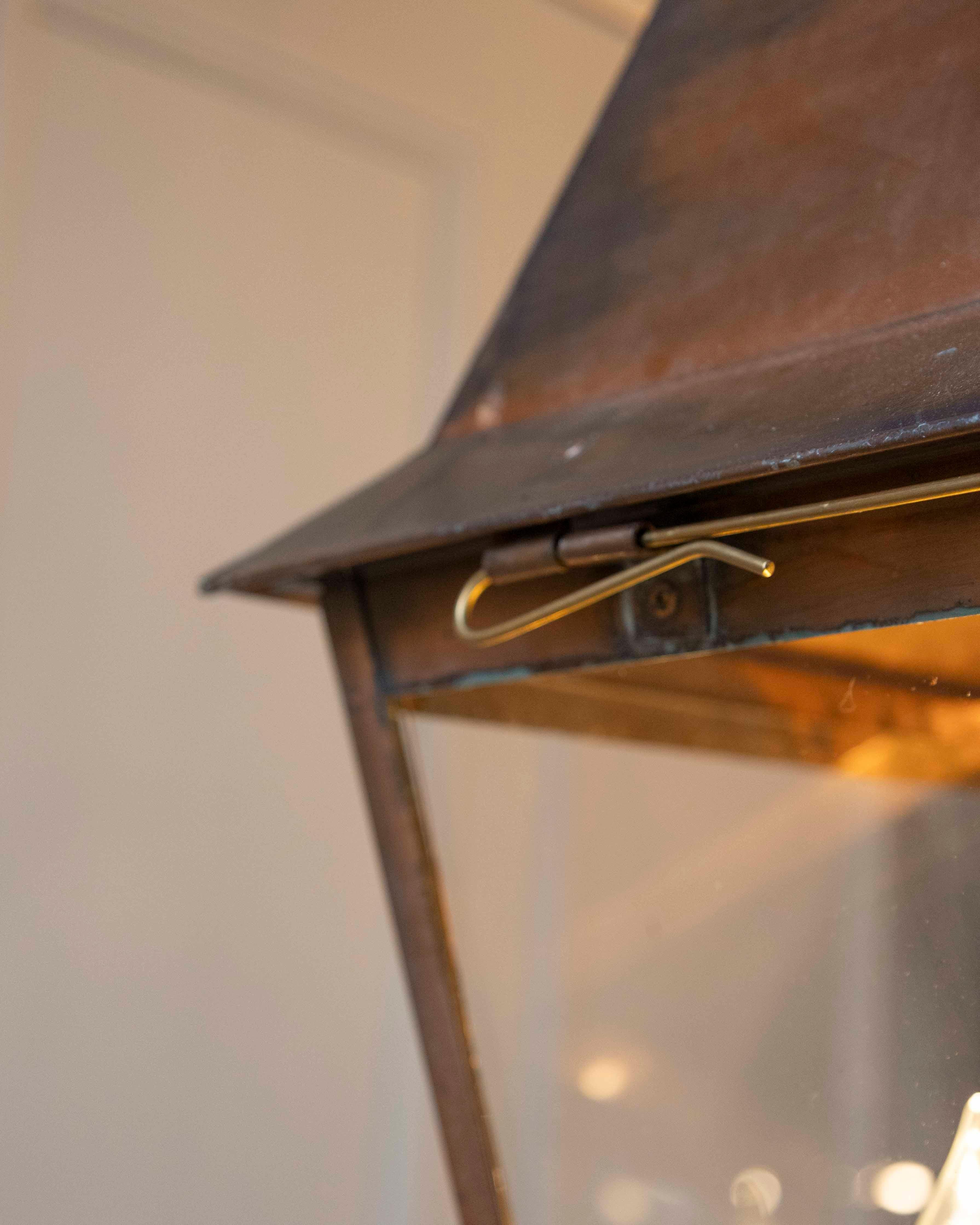 Coppia di lanterne a sospensione in rame francesi dei primi del Novecento in vendita 2