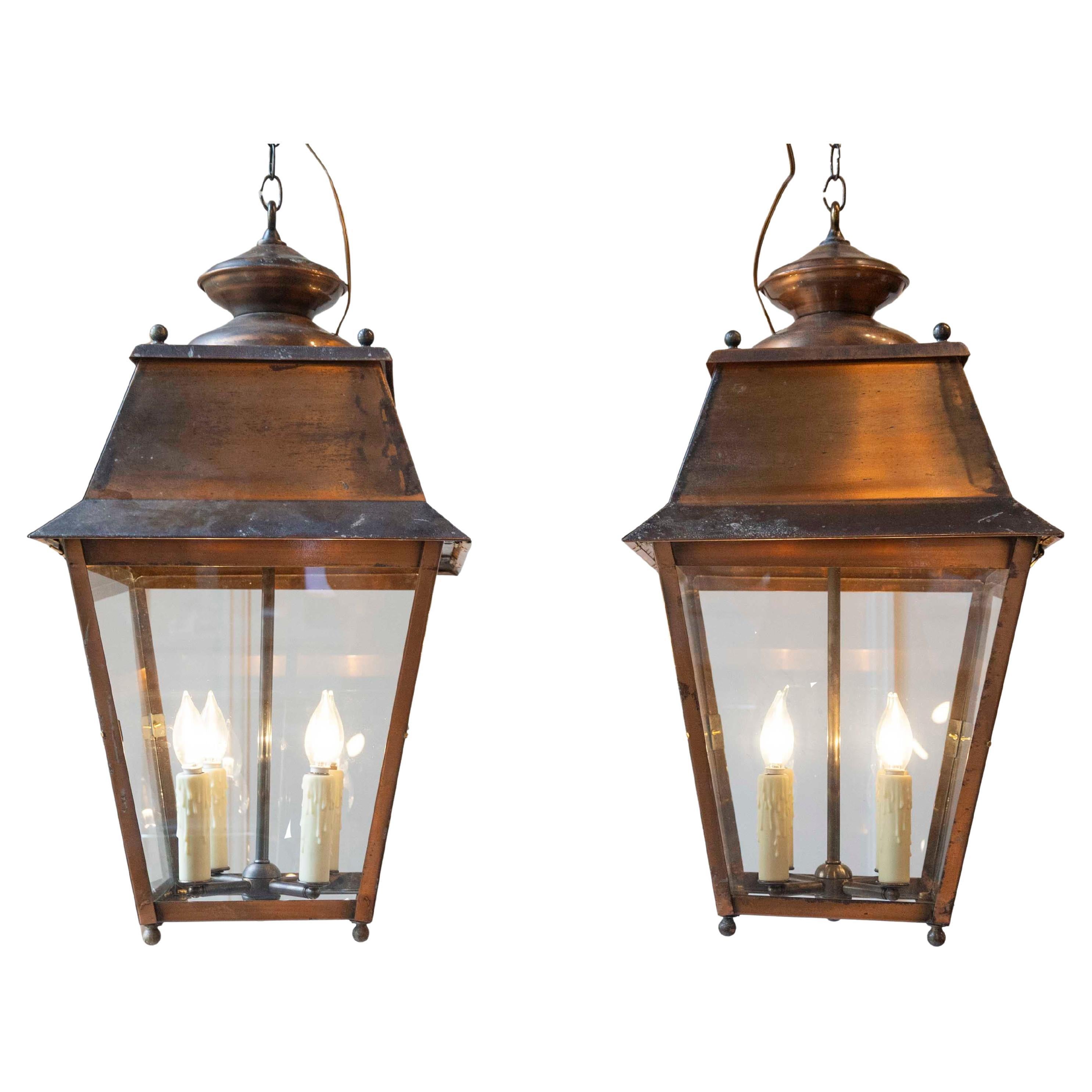 Coppia di lanterne a sospensione in rame francesi dei primi del Novecento