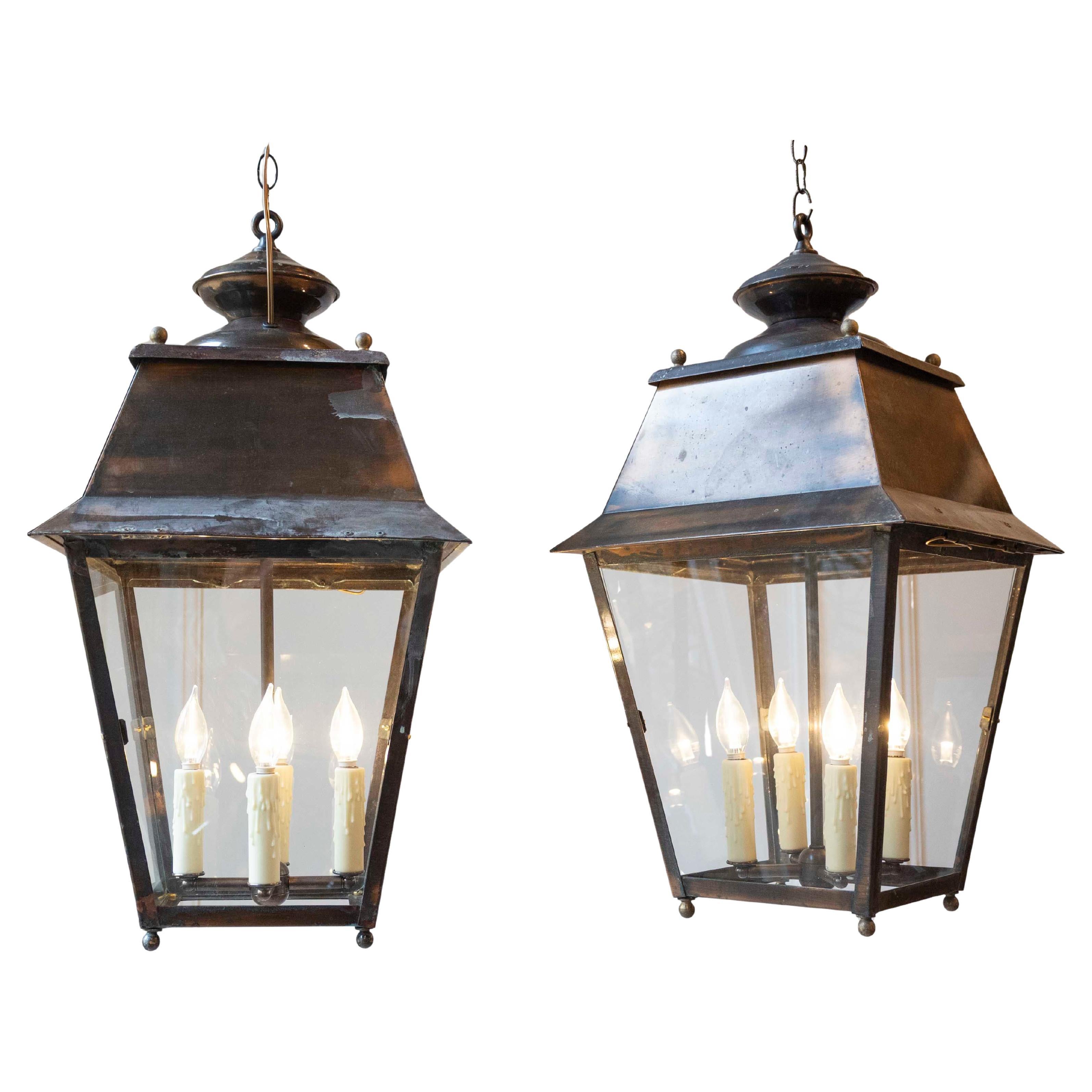 Coppia di lanterne a sospensione in rame francesi dei primi del Novecento