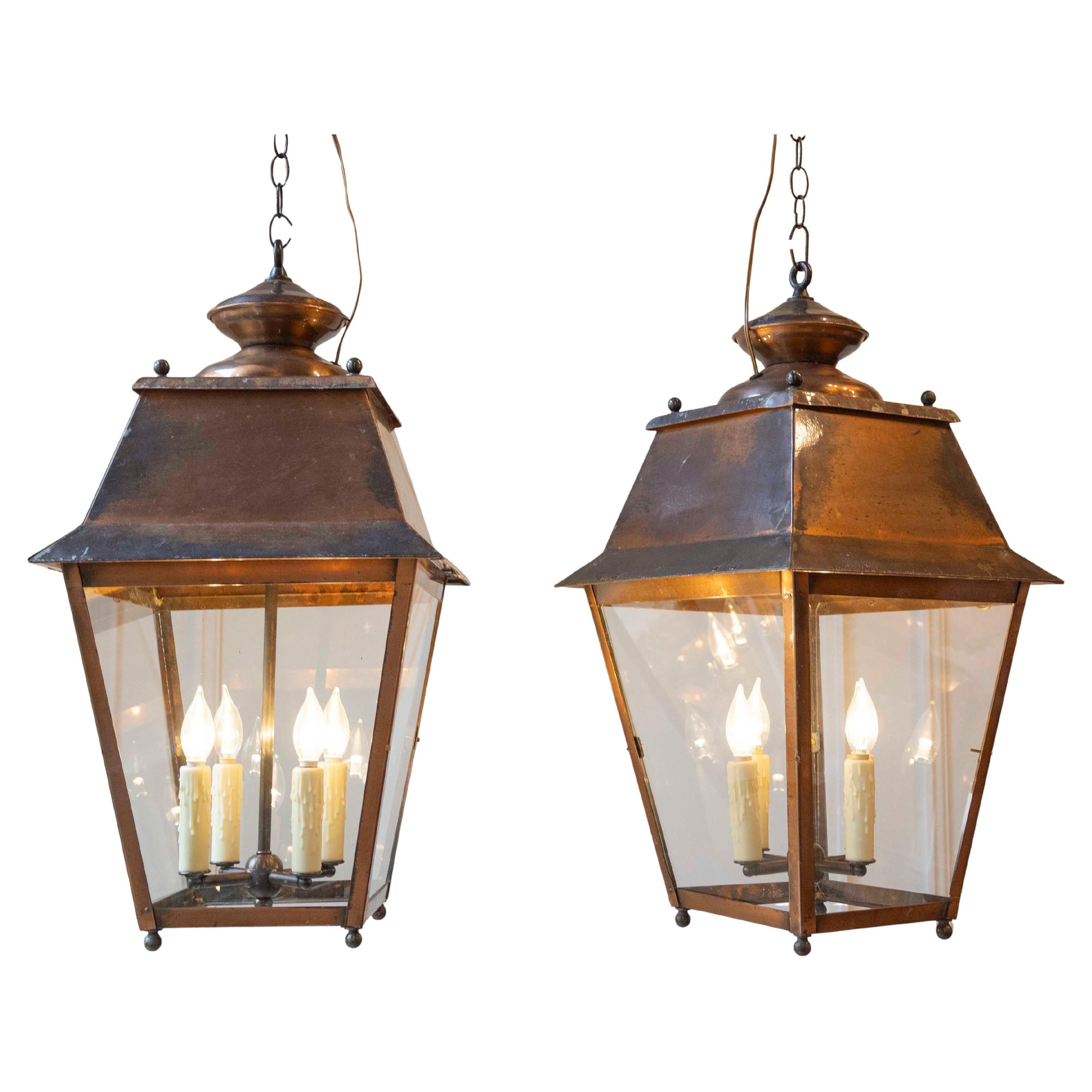 Coppia di lanterne a sospensione in rame francesi dei primi del Novecento