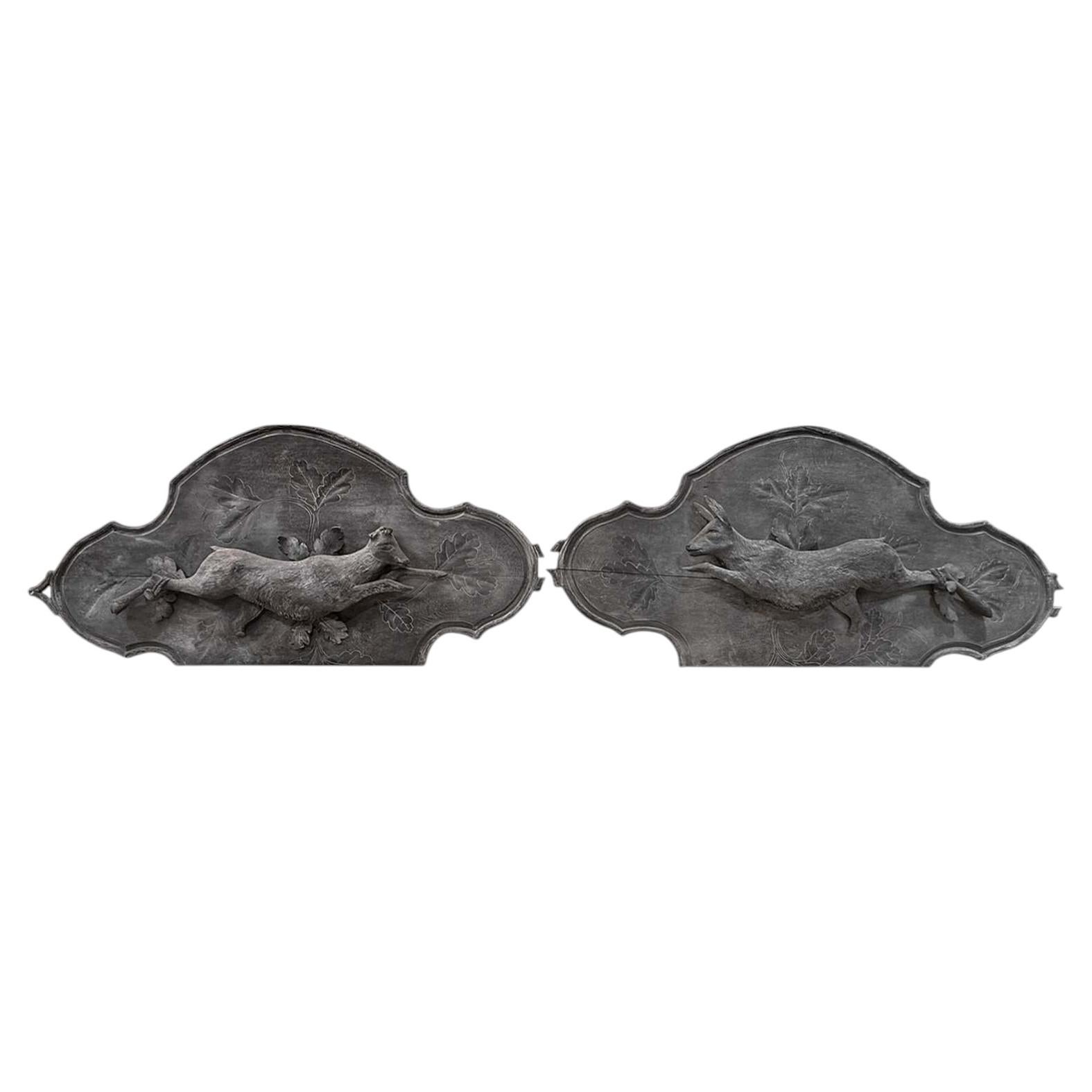 Pareja de relieves de pared franceses de principios del siglo XX con motivos de ciervos, realizados en madera