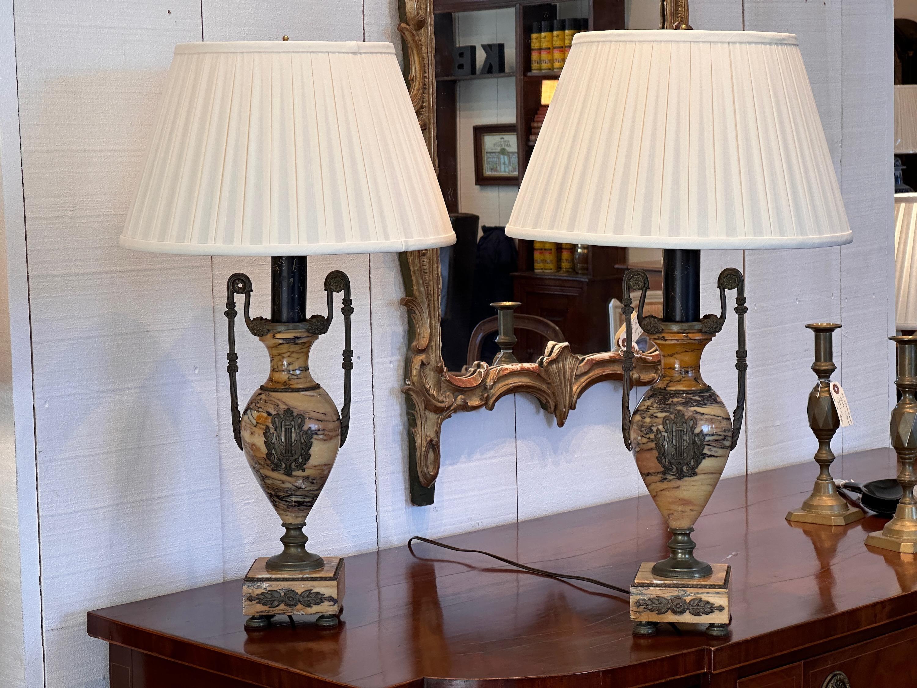 Paar französische Empire-Marmorlampen aus dem frühen 20. Jahrhundert (Französisch) im Angebot