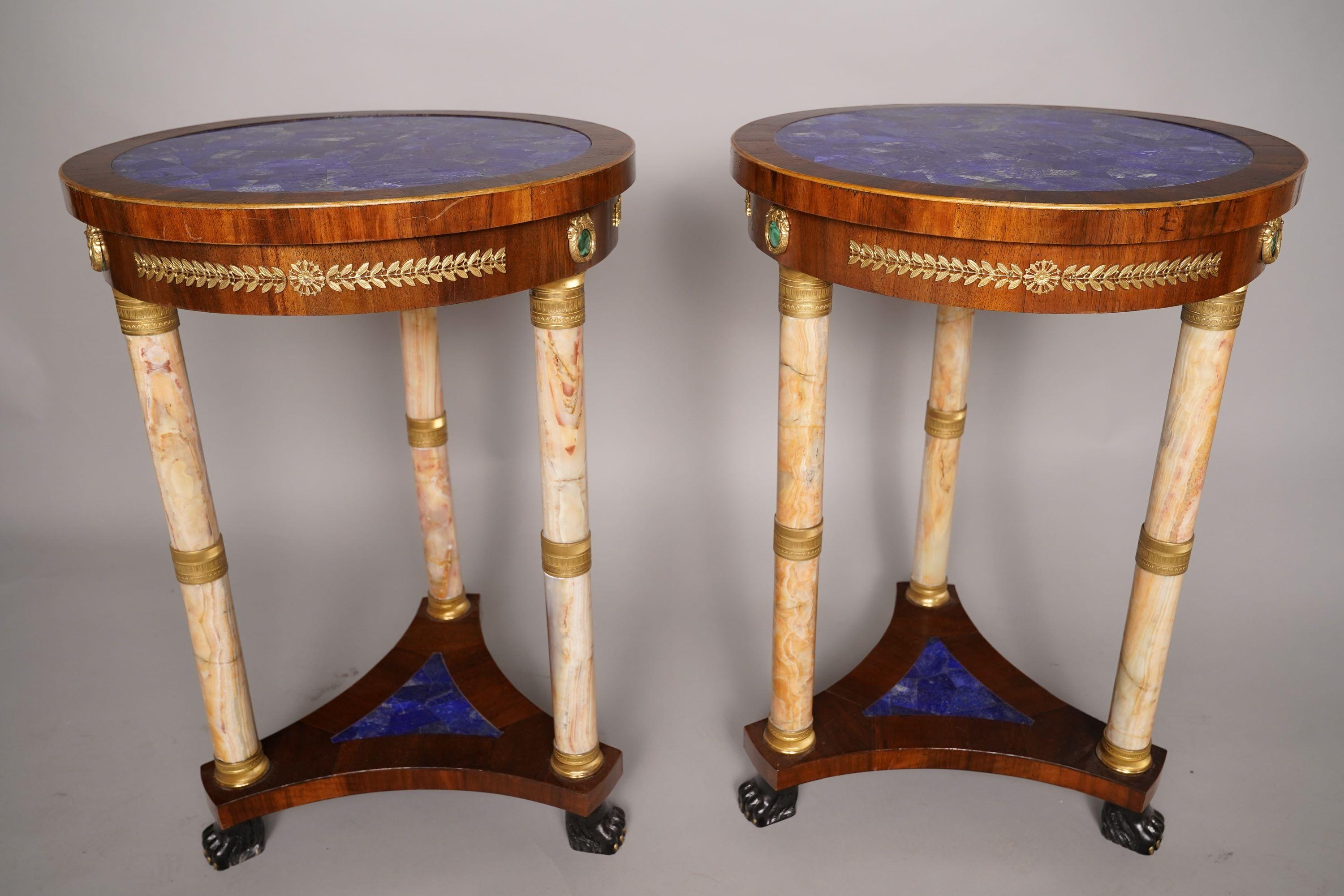 Ein Paar Beistelltische im französischen Empire-Stil CIRCA 1900 aus Lapislazuli, Malachit und Onyx. Dies ist ein wunderschönes Set, das in Handarbeit aus verschiedenen hochwertigen MATERIALEN hergestellt wurde. Lapislazuli ist ein tiefblaues