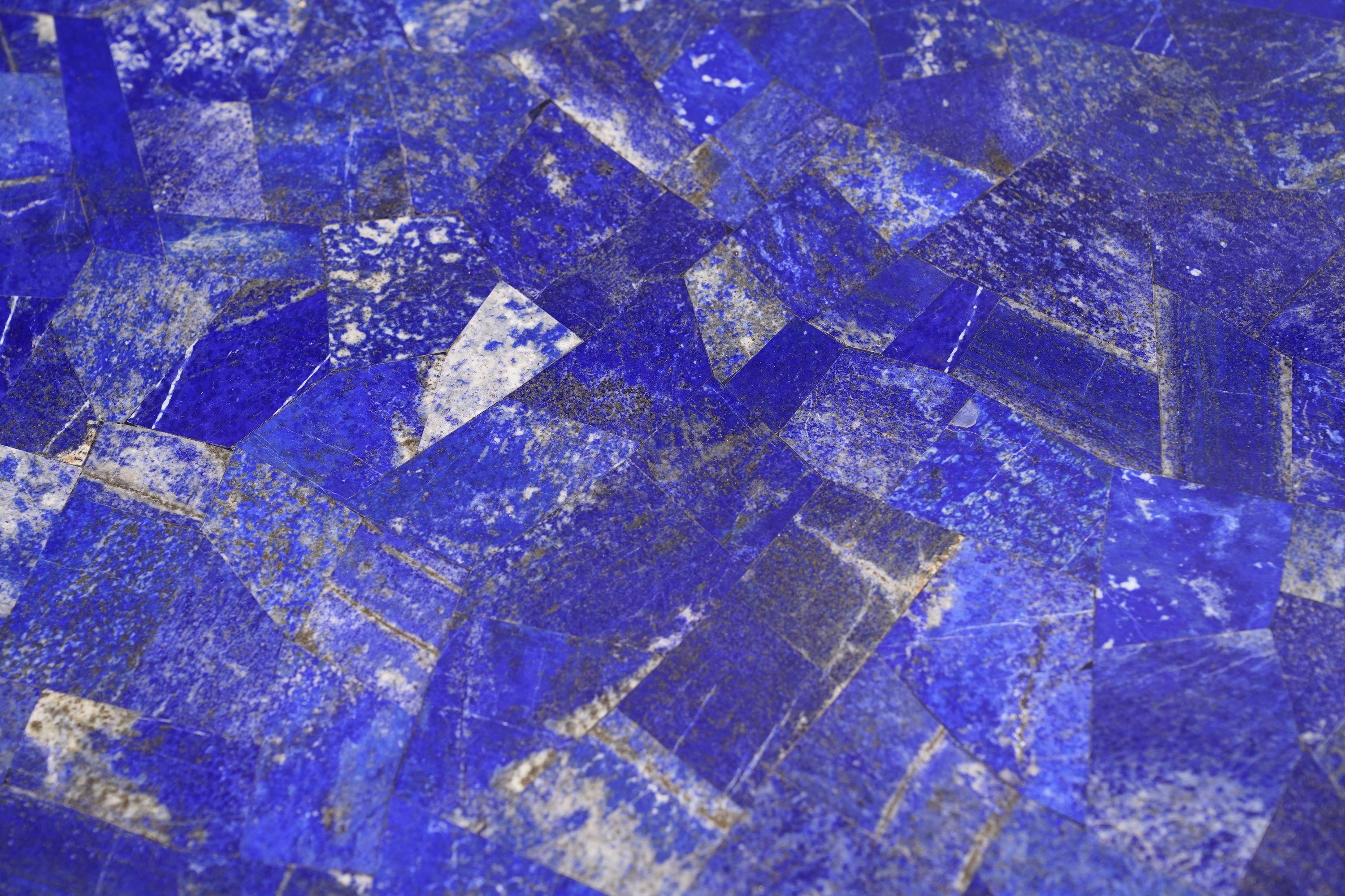 Beistelltische aus Lapislazuli im französischen Empire-Stil des frühen 20. Jahrhunderts, Paar (Messing) im Angebot