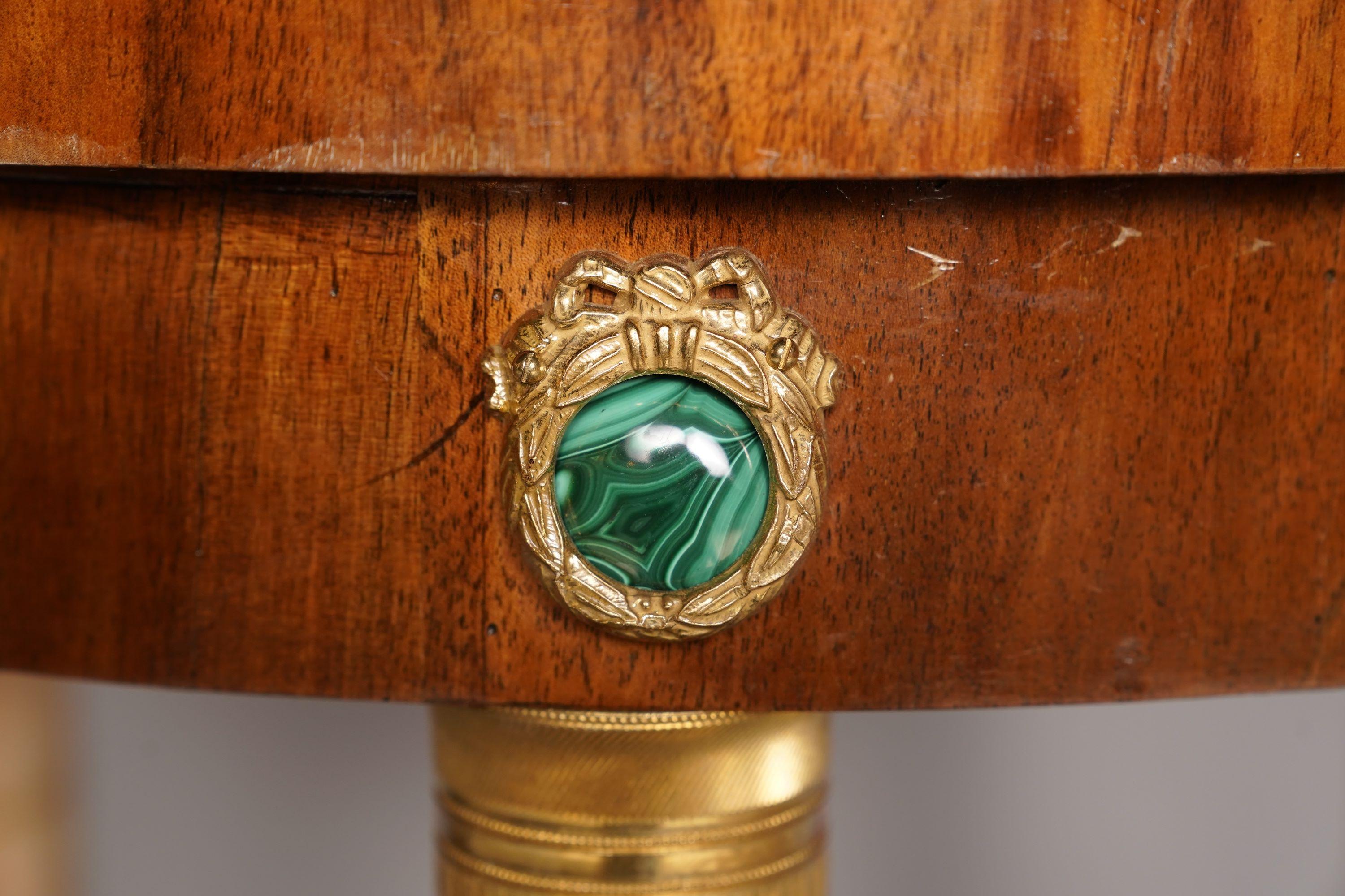 Beistelltische aus Lapislazuli im französischen Empire-Stil des frühen 20. Jahrhunderts, Paar im Angebot 2