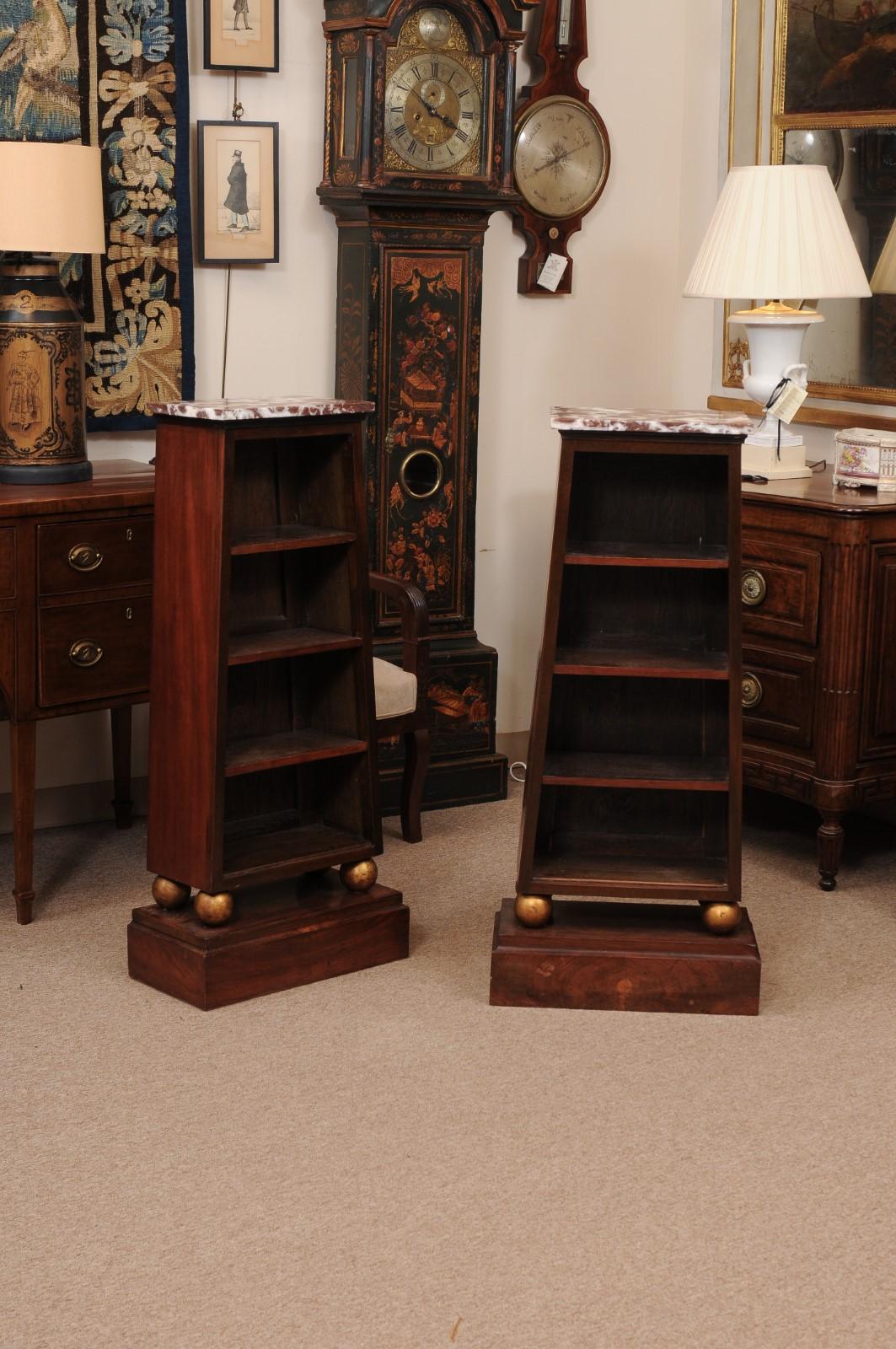 Coppia di librerie strette in mogano in stile Impero francese dei primi del Novecento con piani in marmo e dettagli in Ball and Ball dorati