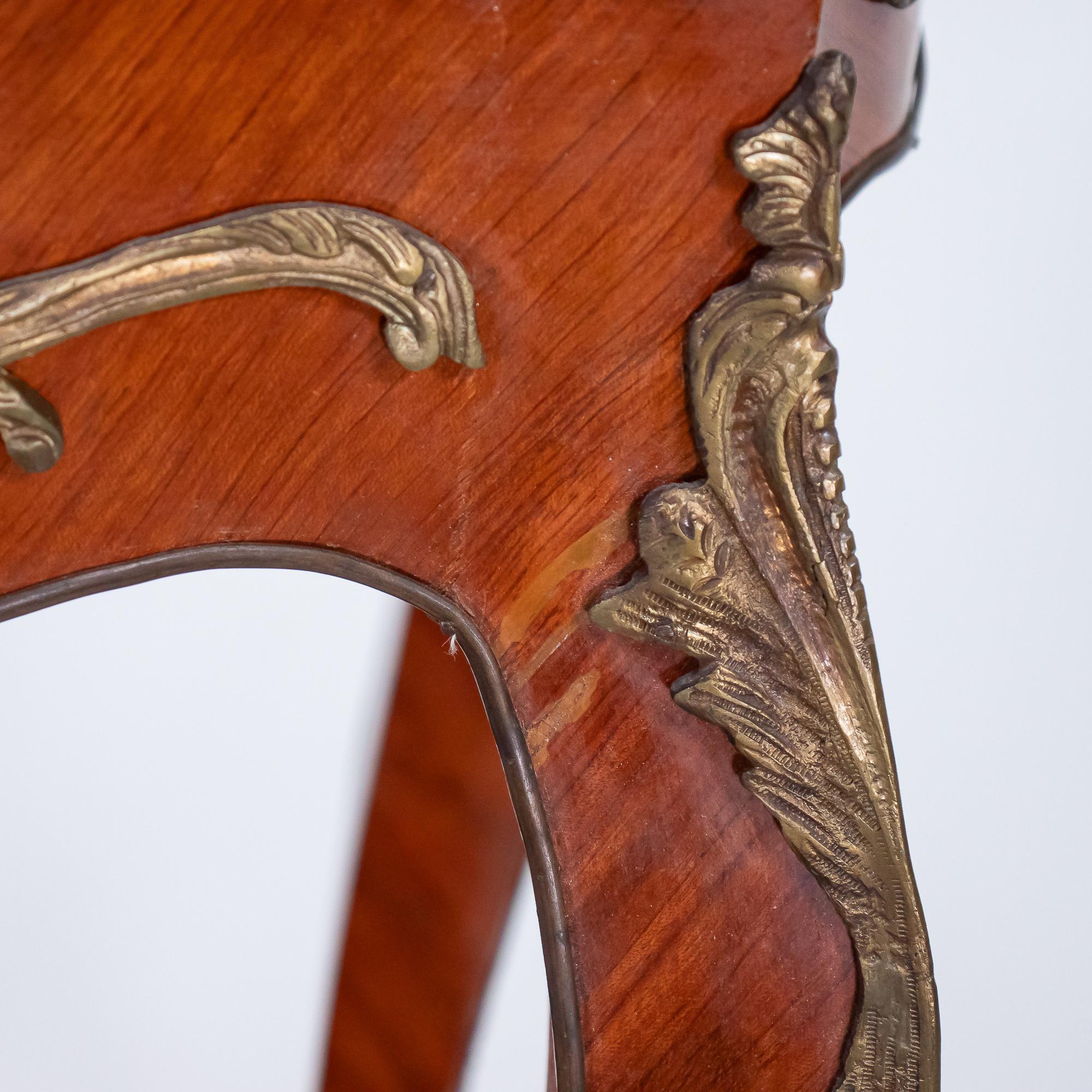 Coppia di tavolini da salotto francesi del primo Novecento con piani intarsiati e ottone in vendita 2