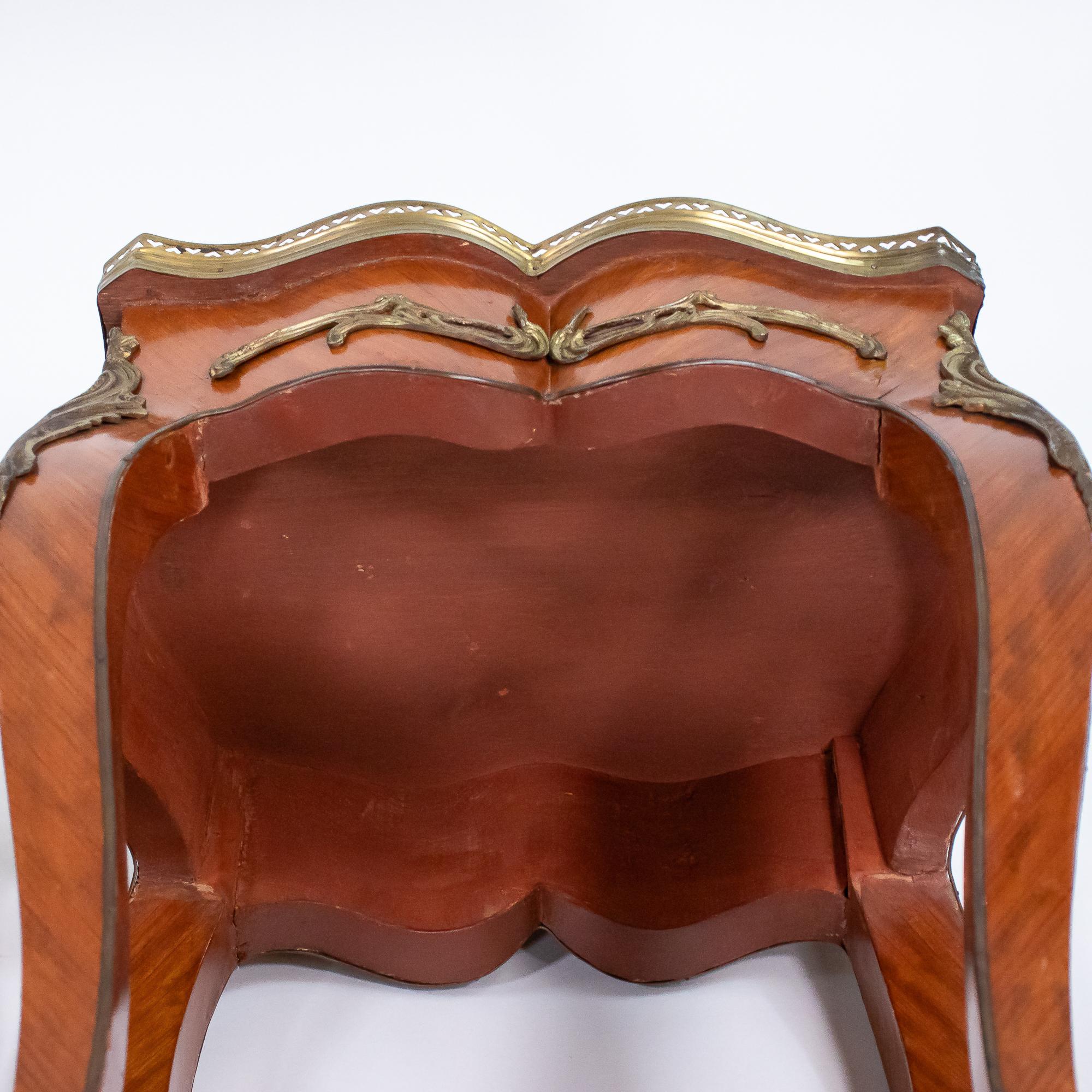 Coppia di tavolini da salotto francesi del primo Novecento con piani intarsiati e ottone in vendita 5
